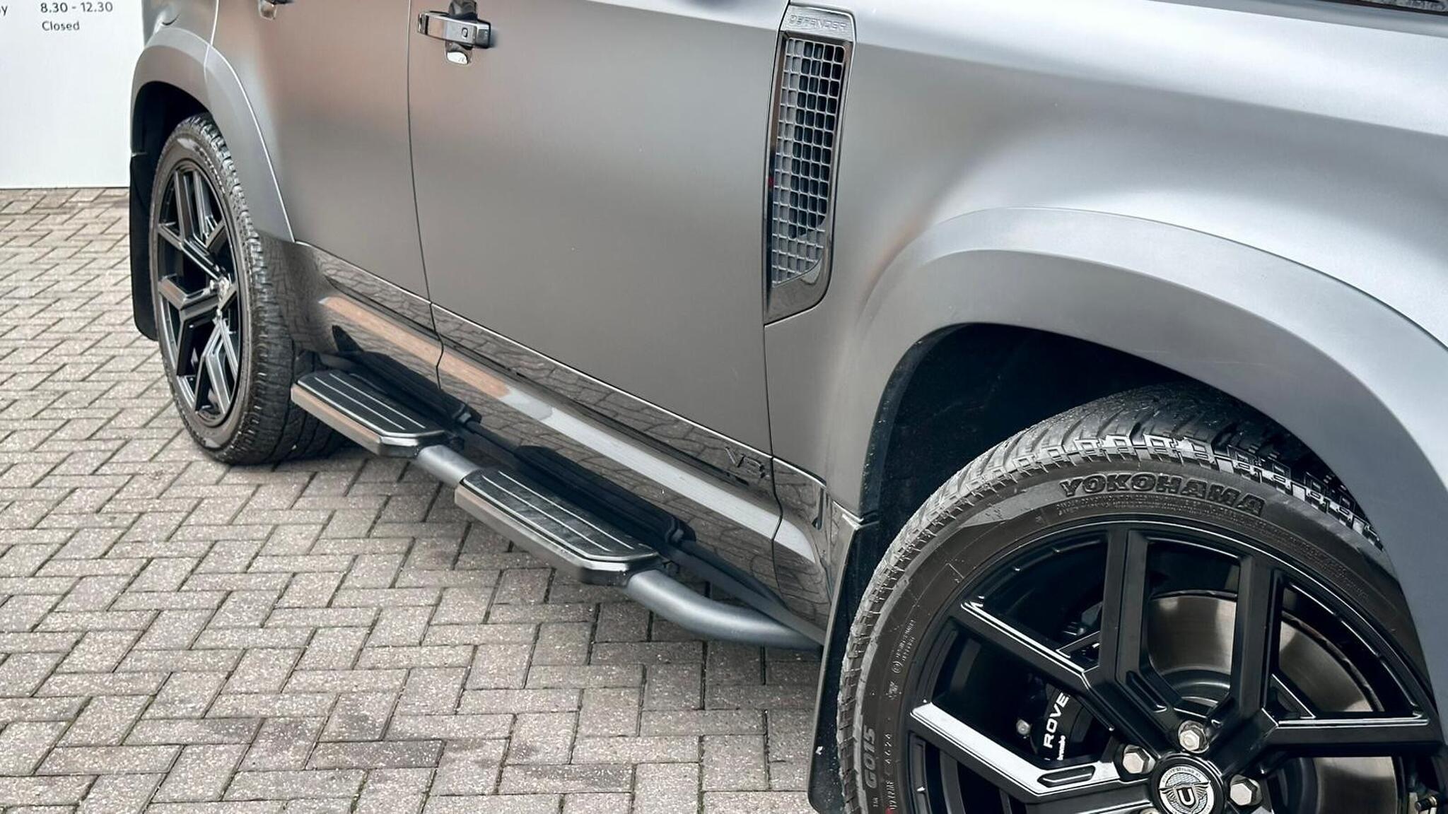 Land Rover Defender 110 view 7