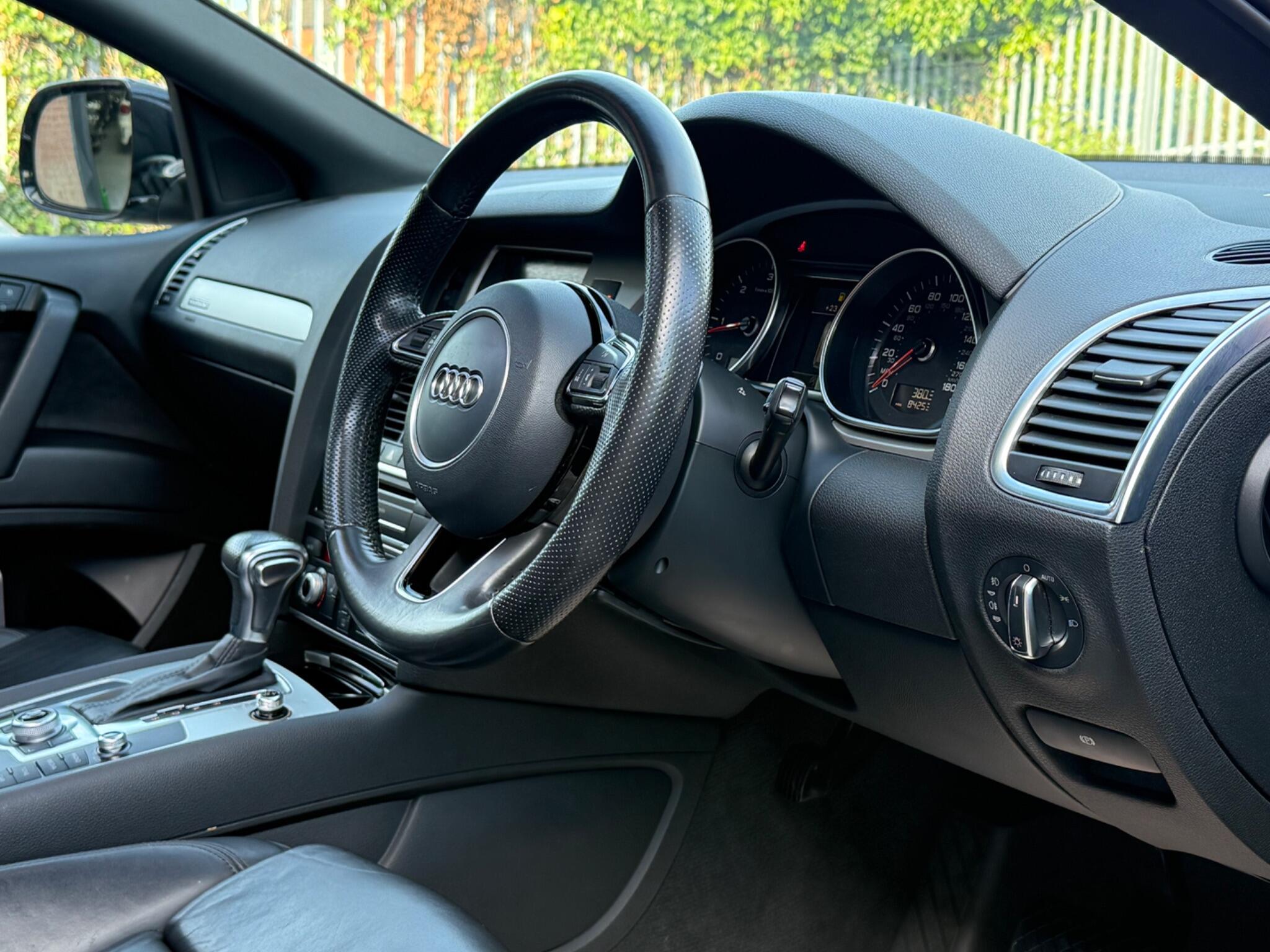 Audi Q7 view 9