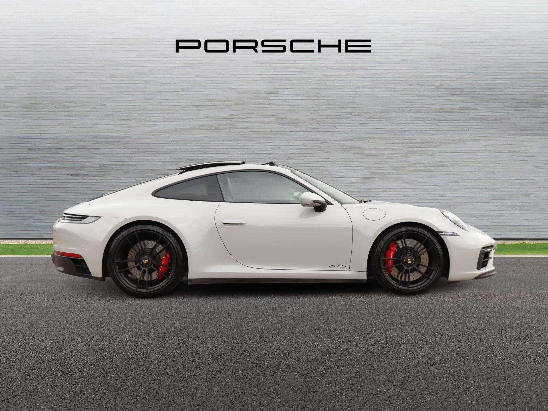 Porsche 911 view 5