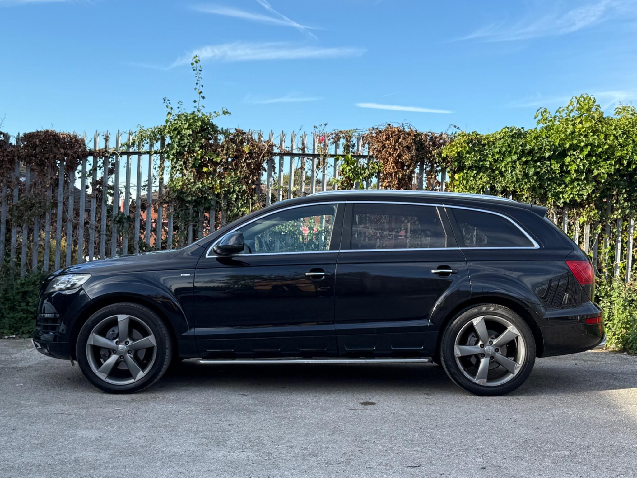 Audi Q7 view 5