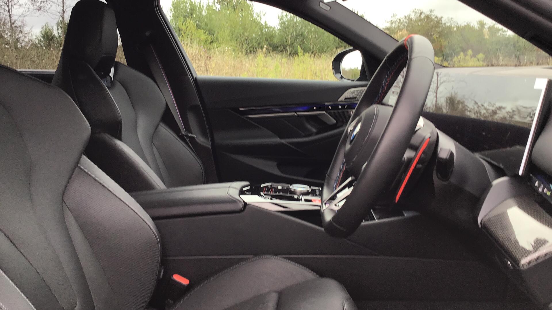 BMW M5 view 11