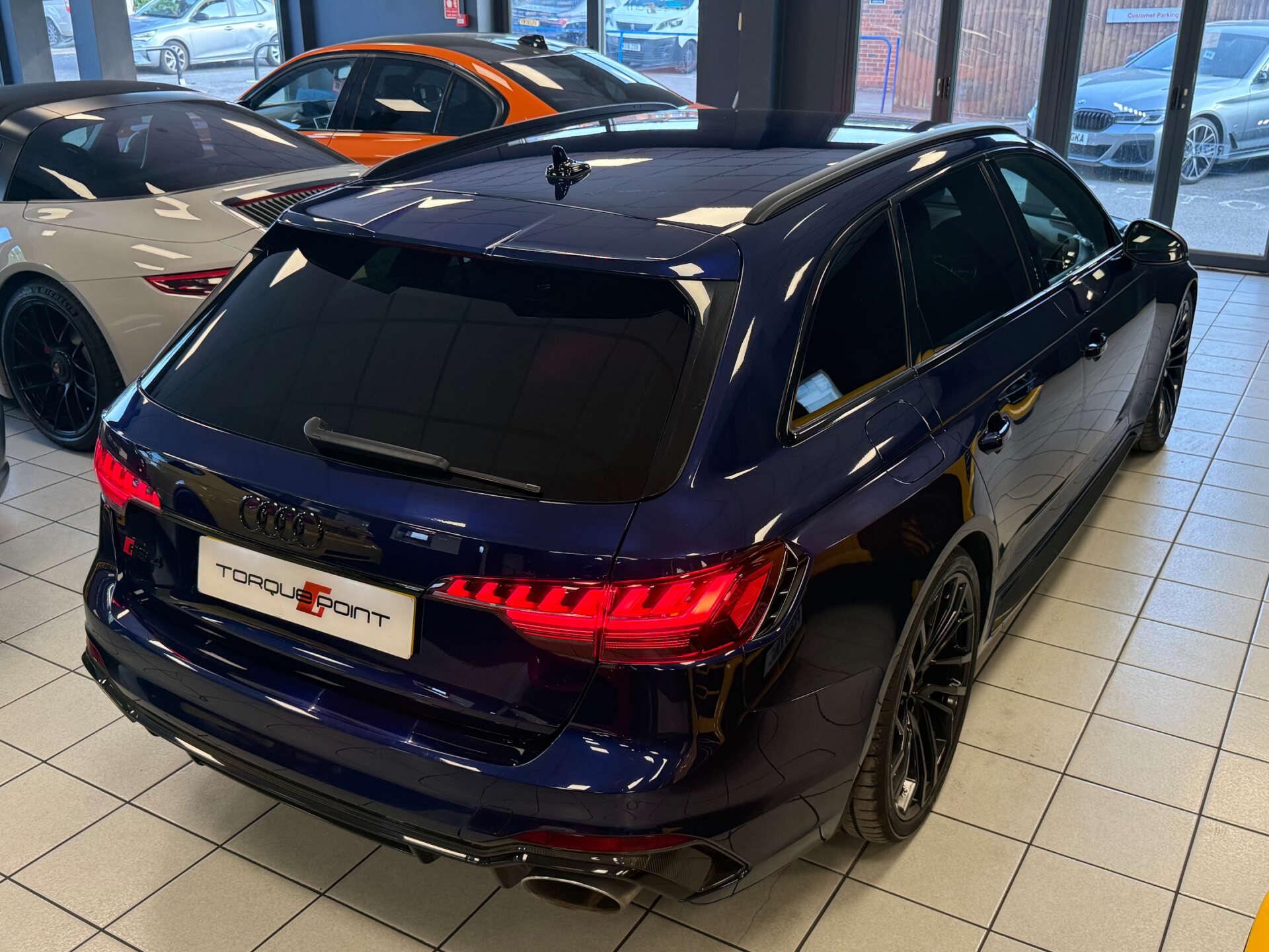 Audi RS4 view 32