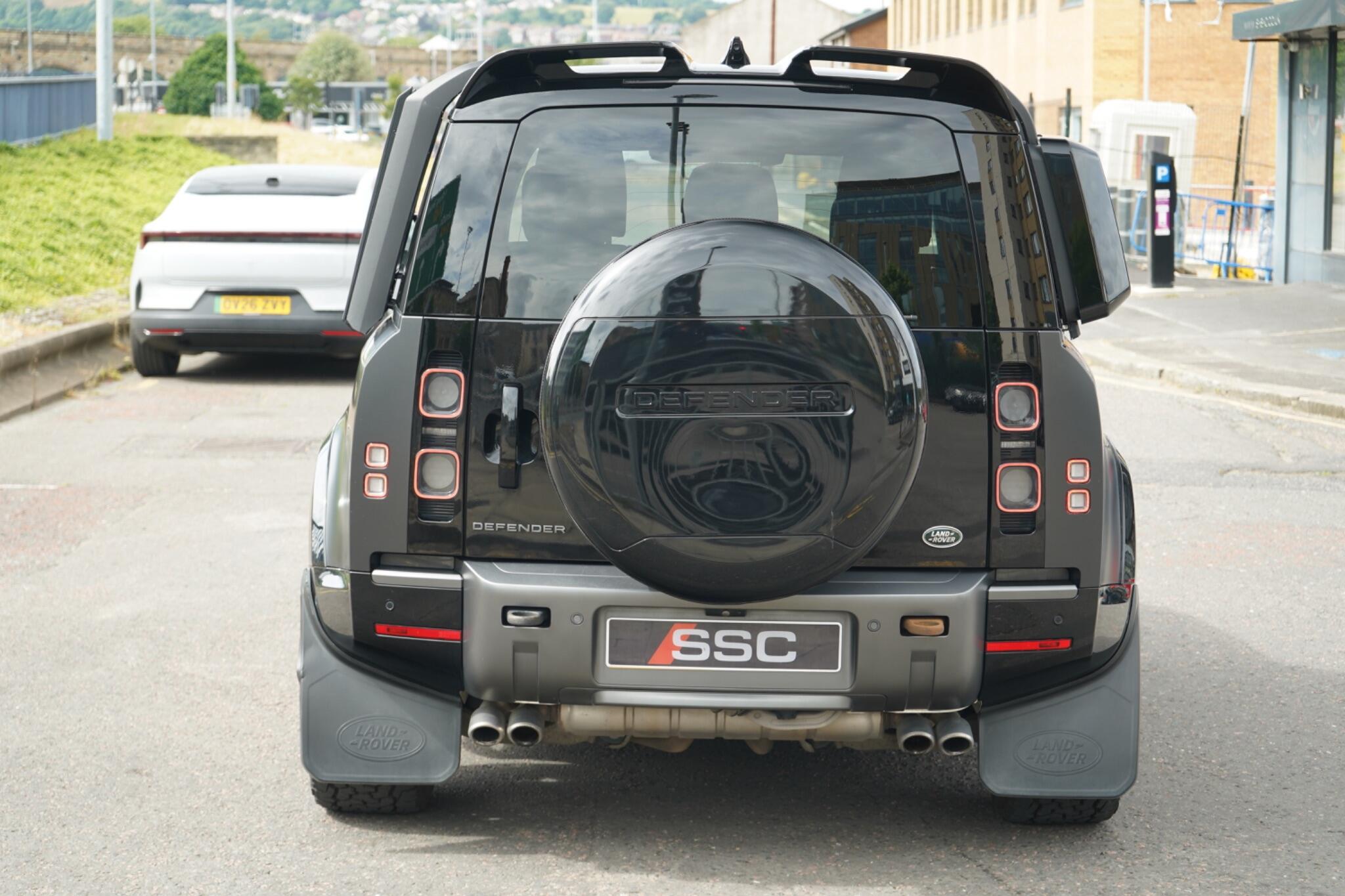 Land Rover Defender 90 view 14