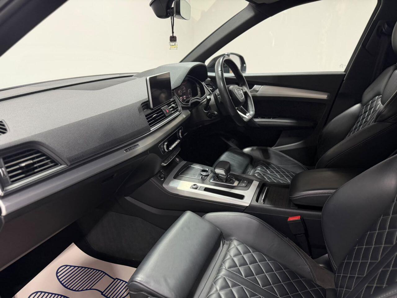 Audi Q5 view 8