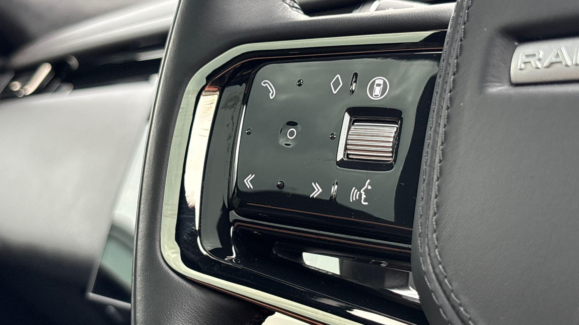 Land Rover Range Rover Velar view 31