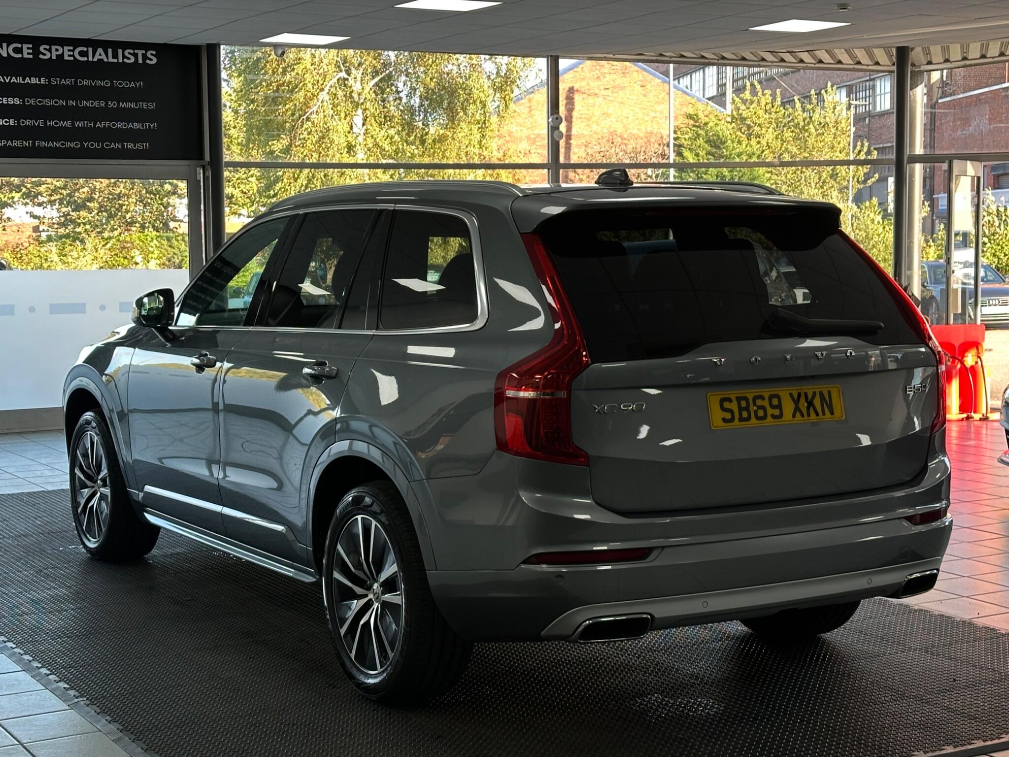 Volvo XC90 view 10