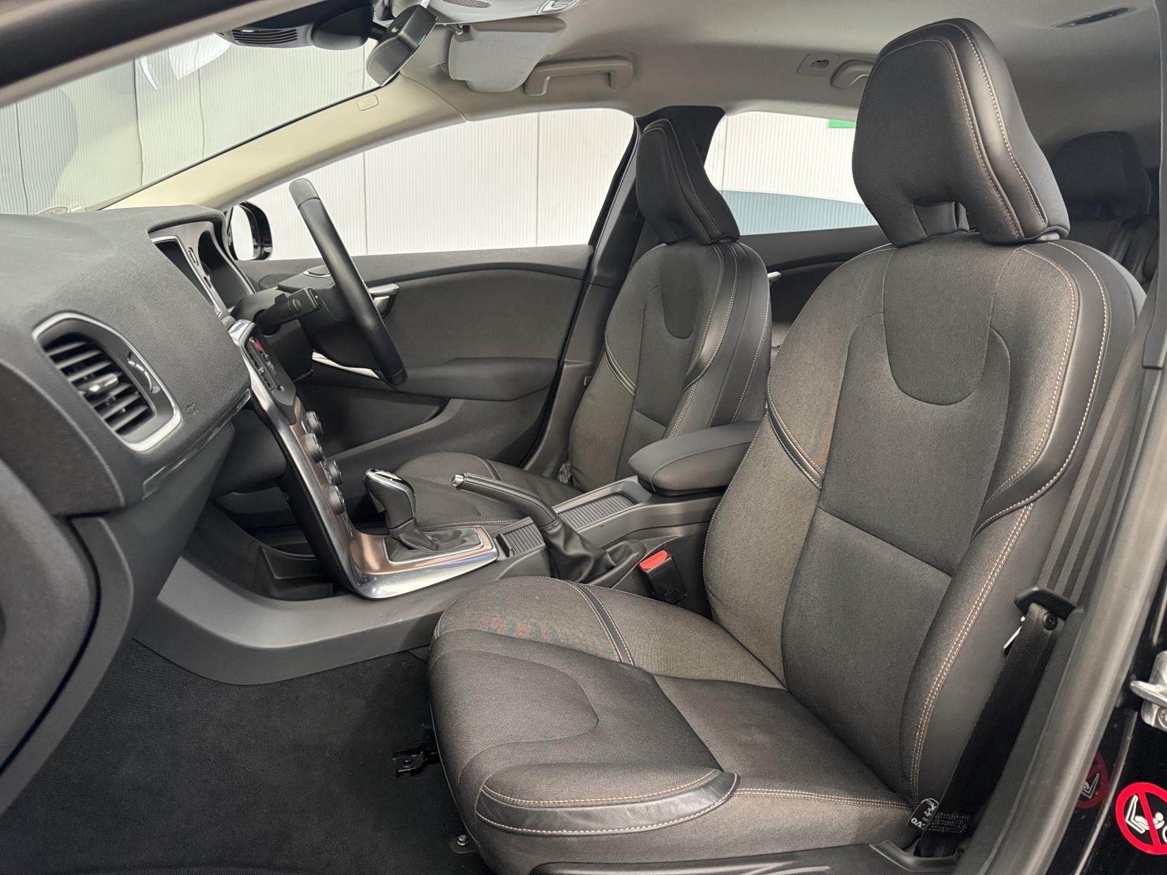 Volvo V40 Cross Country view 54