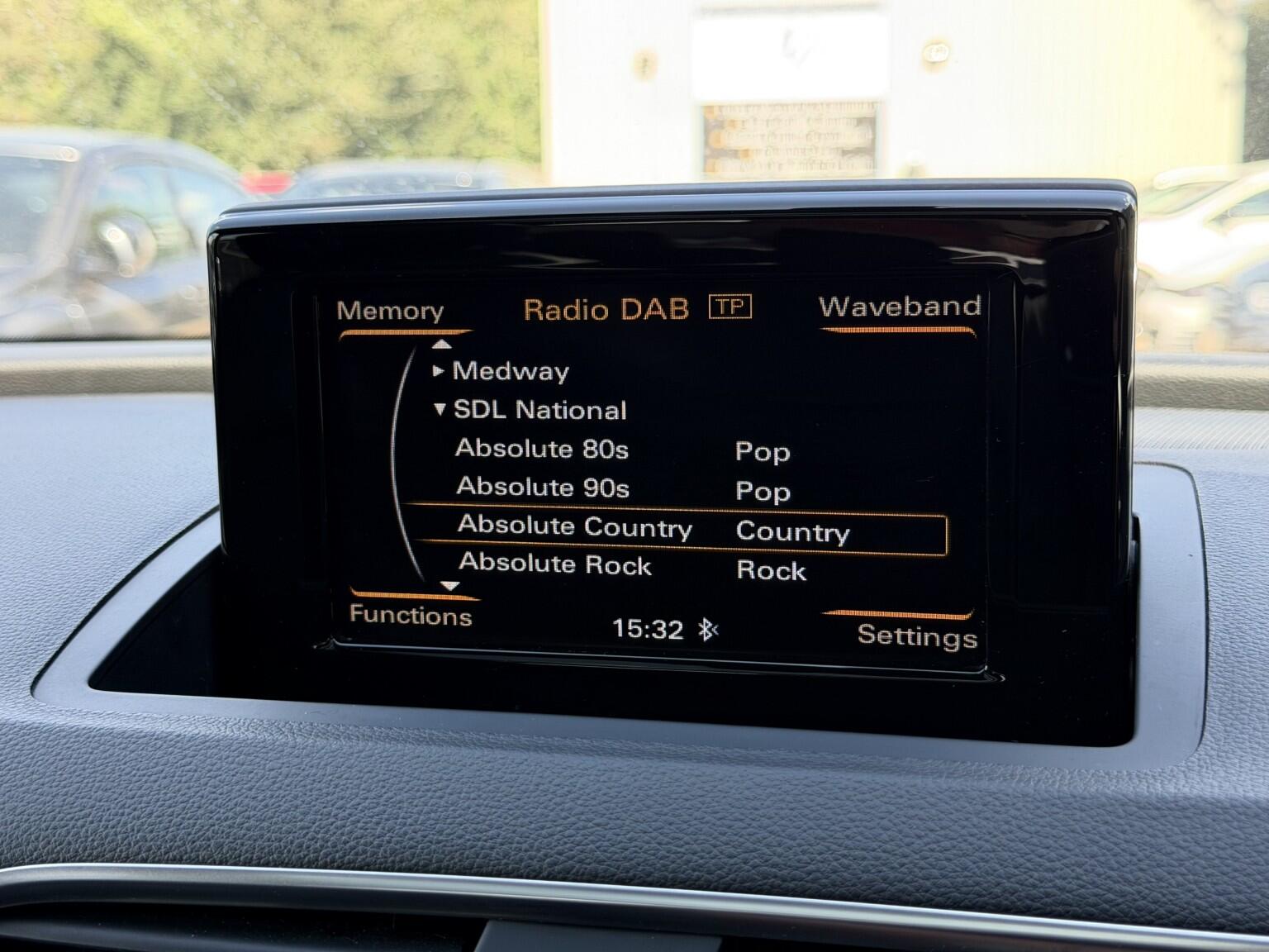 Audi Q3 view 21