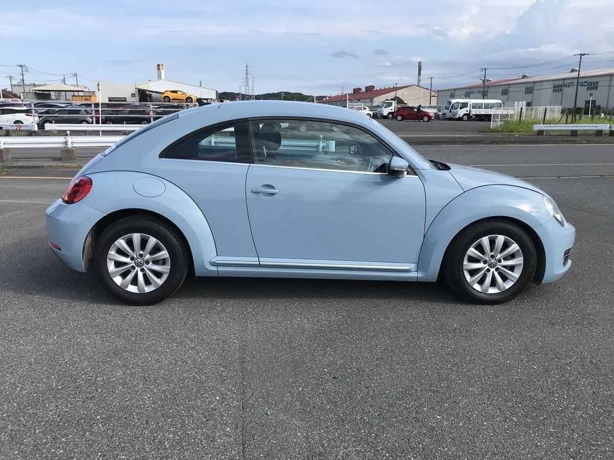 Volkswagen Beetle view 5