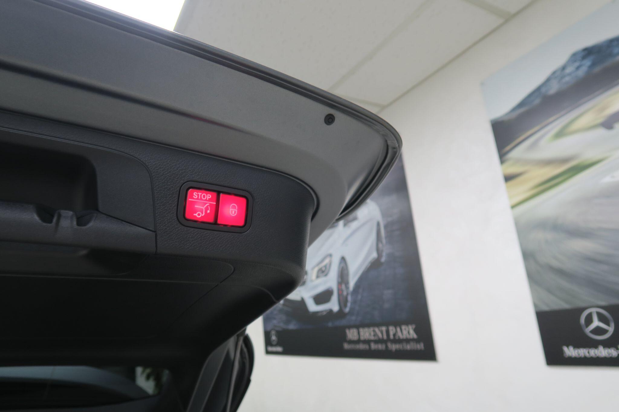 Mercedes-Benz EQC view 20