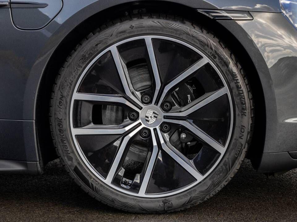 Porsche Taycan view 29
