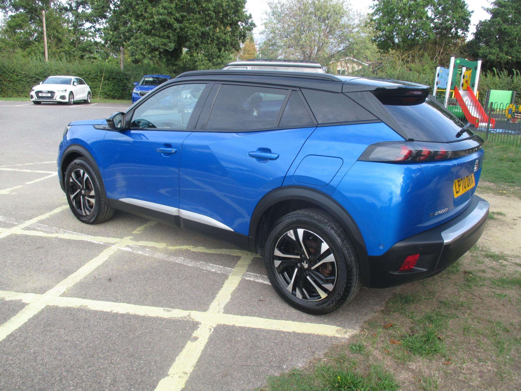 Peugeot E-2008 view 18