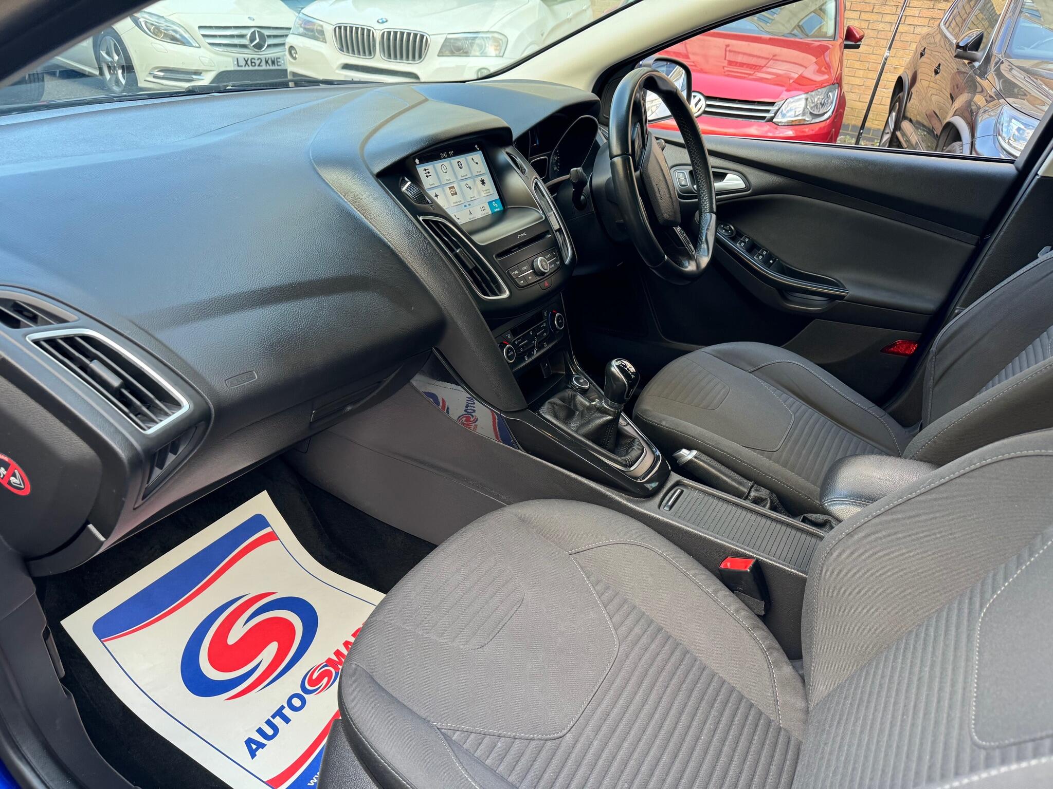 Ford Focus view 16