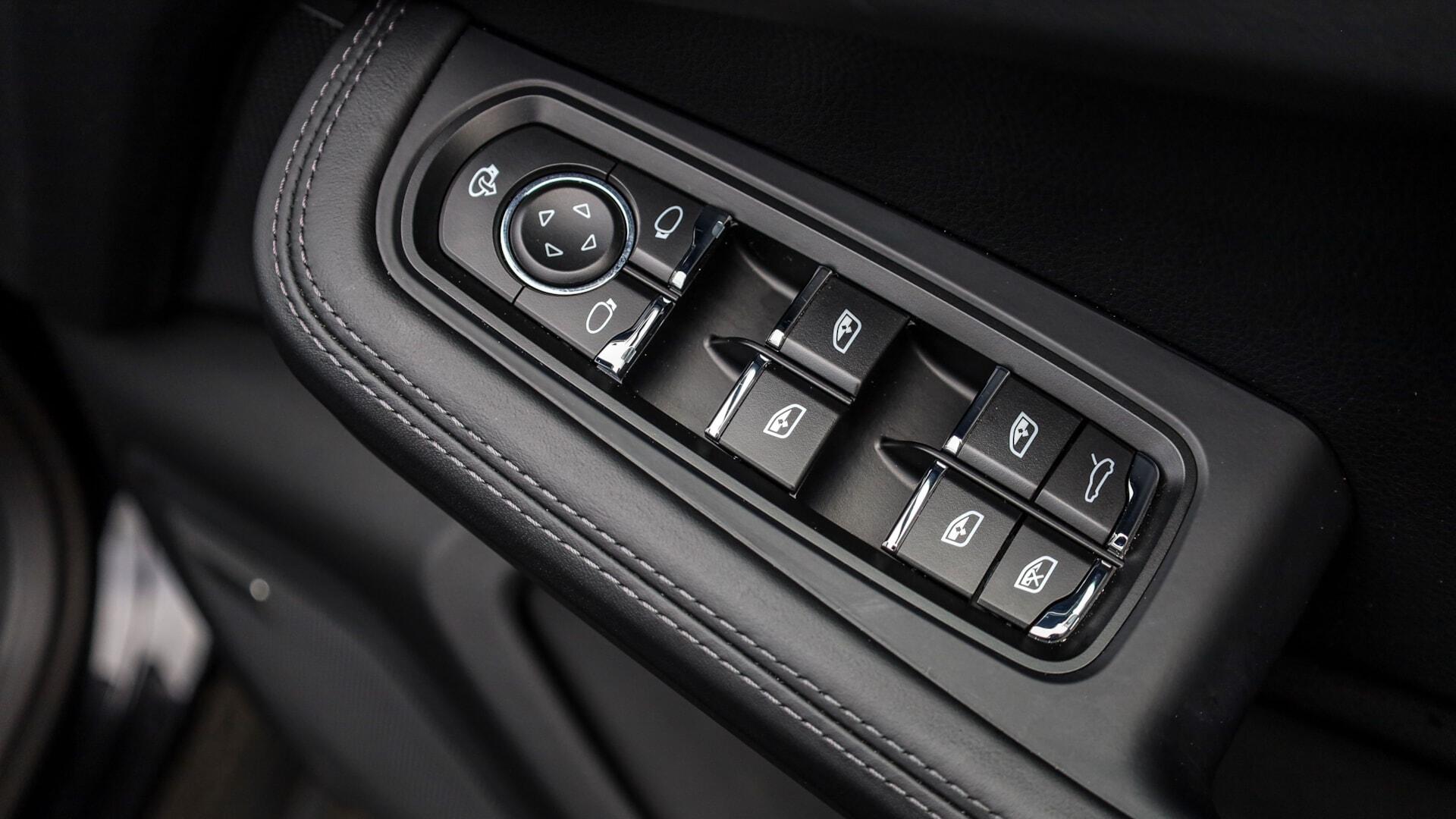Porsche Macan view 26