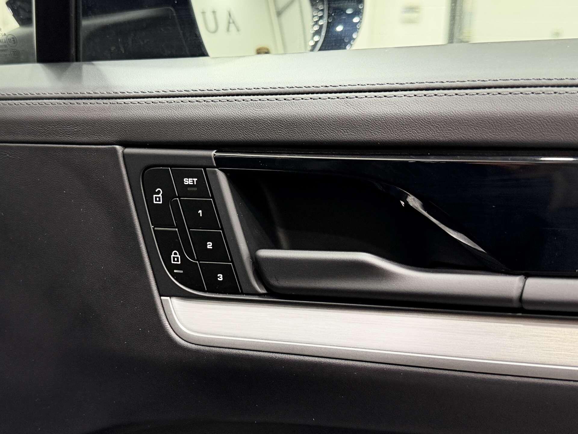 Porsche Cayenne view 38