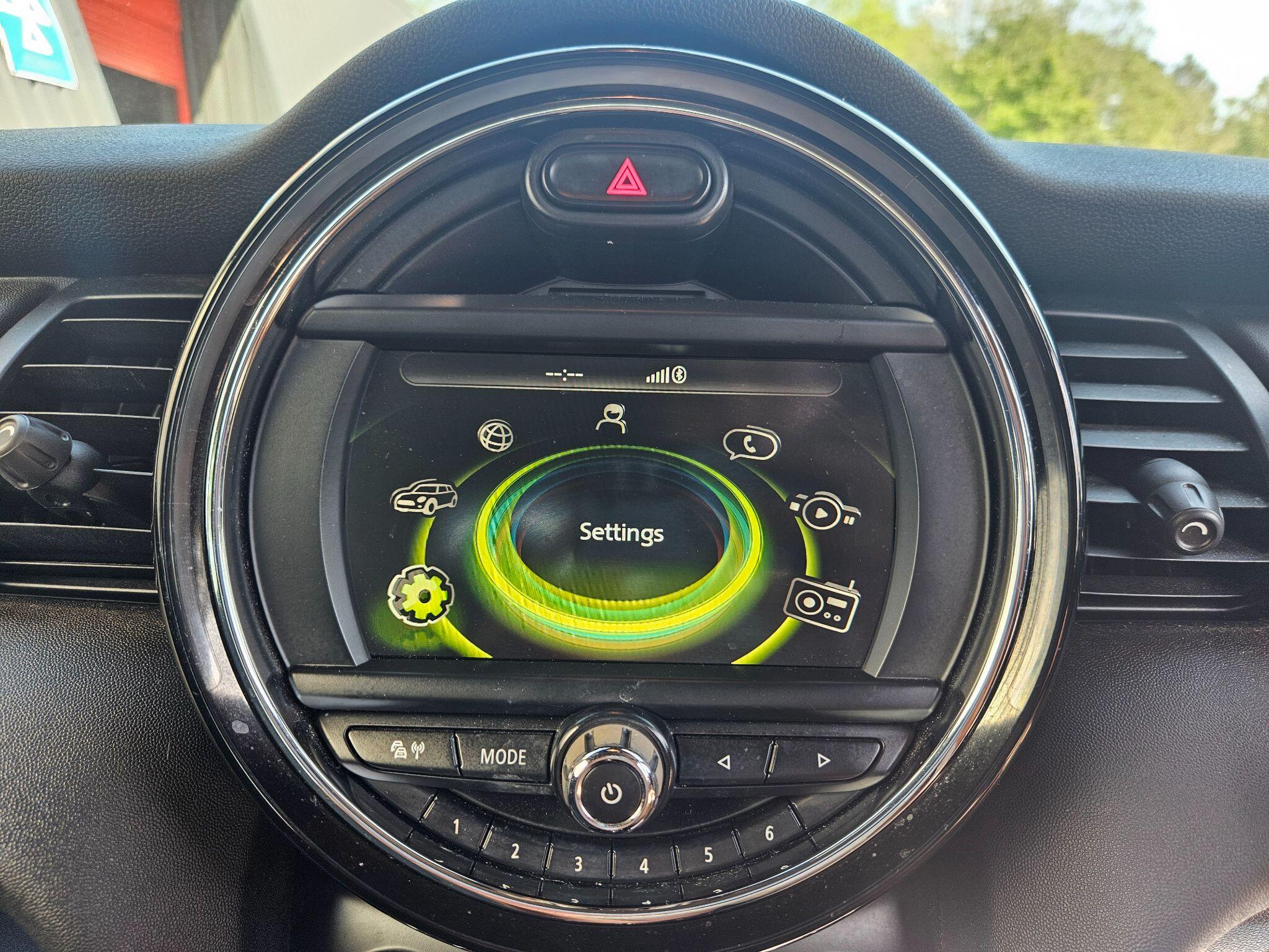 2018 MINI Hatch image 27