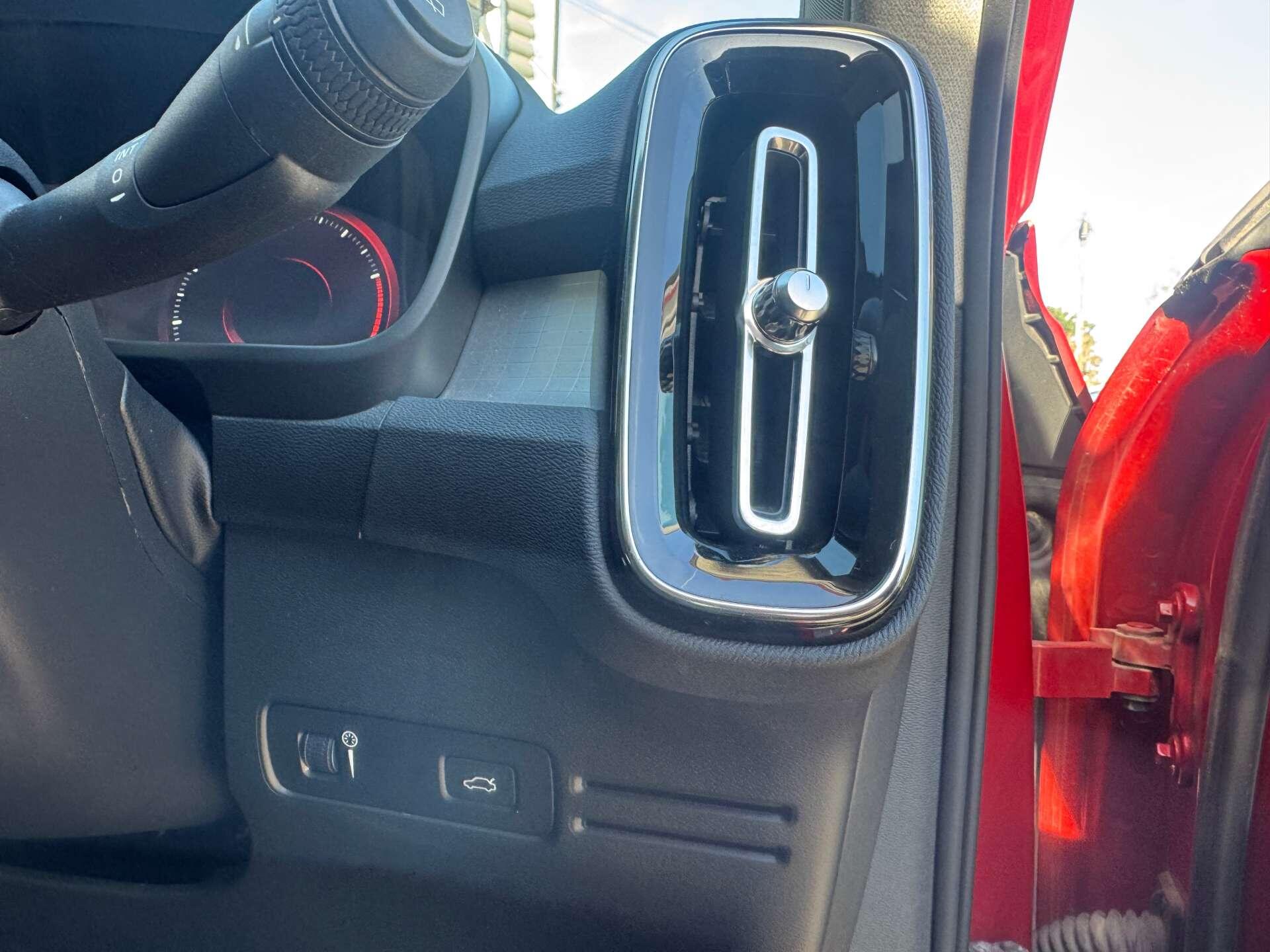 Volvo XC40 view 25