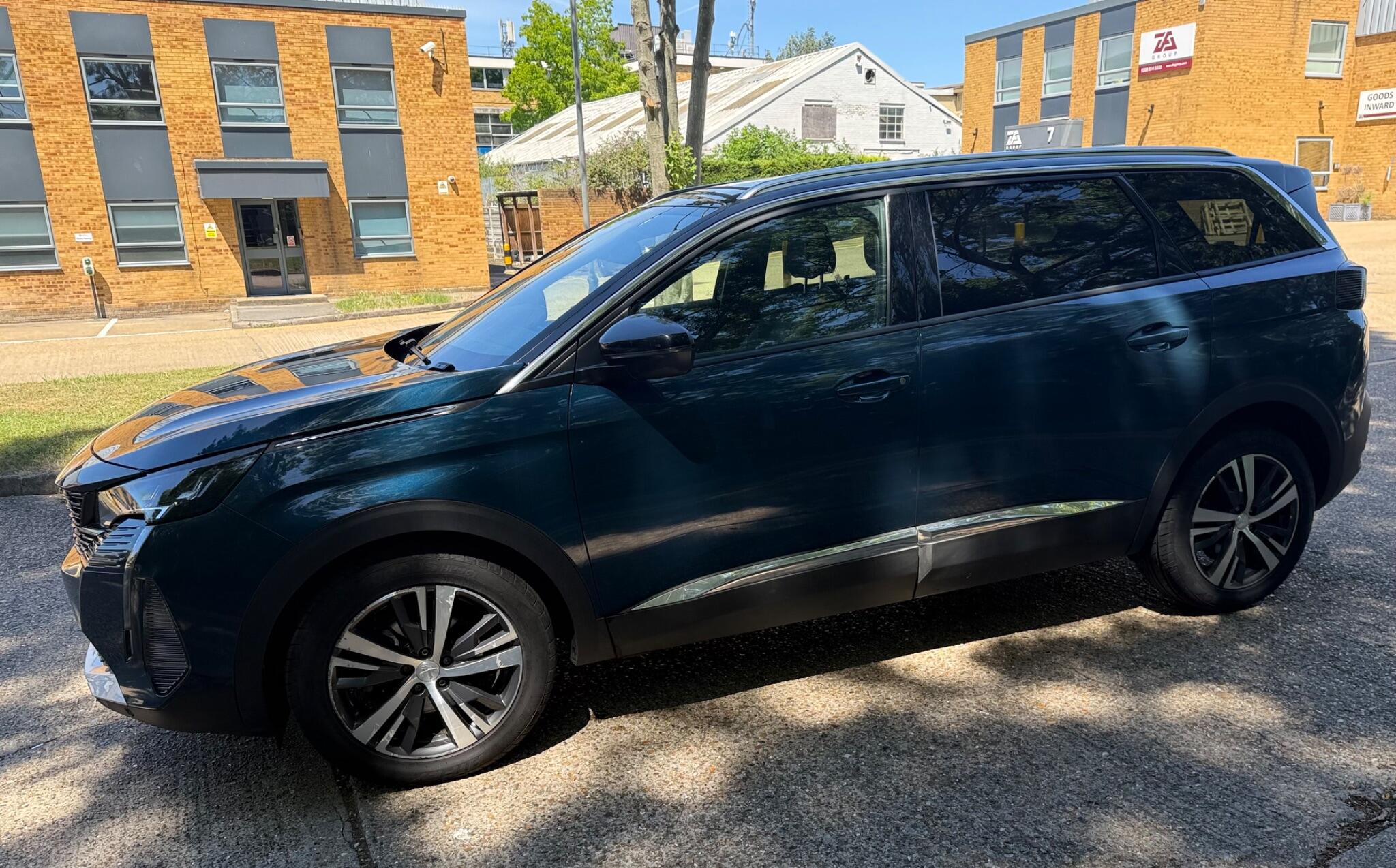 Peugeot 5008 view 2