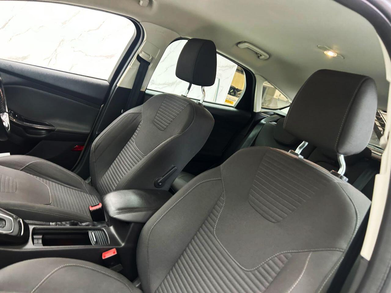 Ford Focus view 13