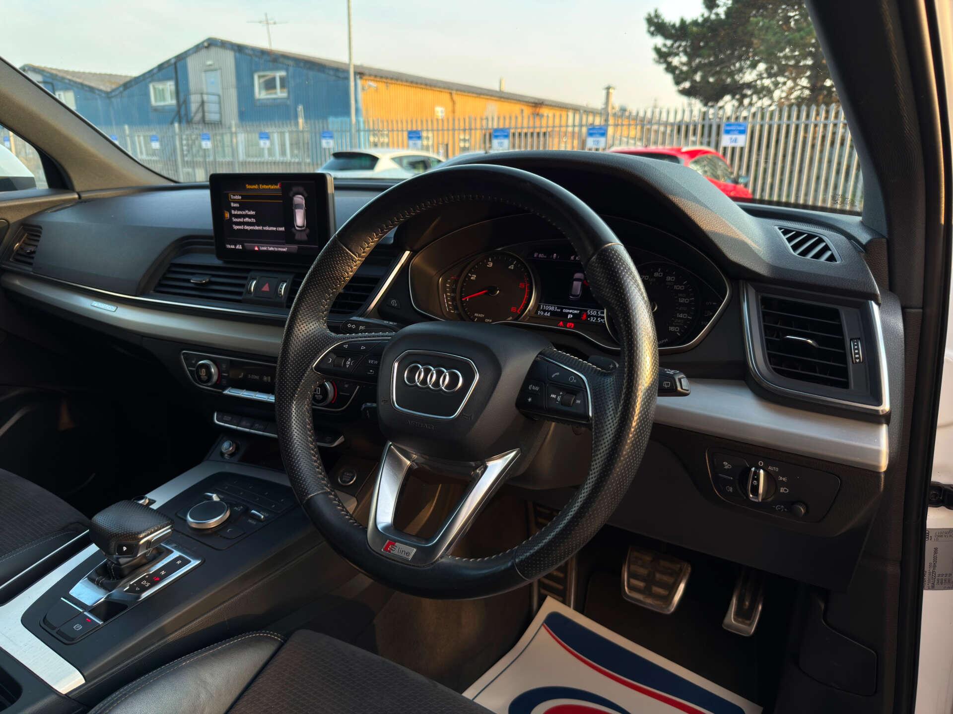 Audi Q5 view 13