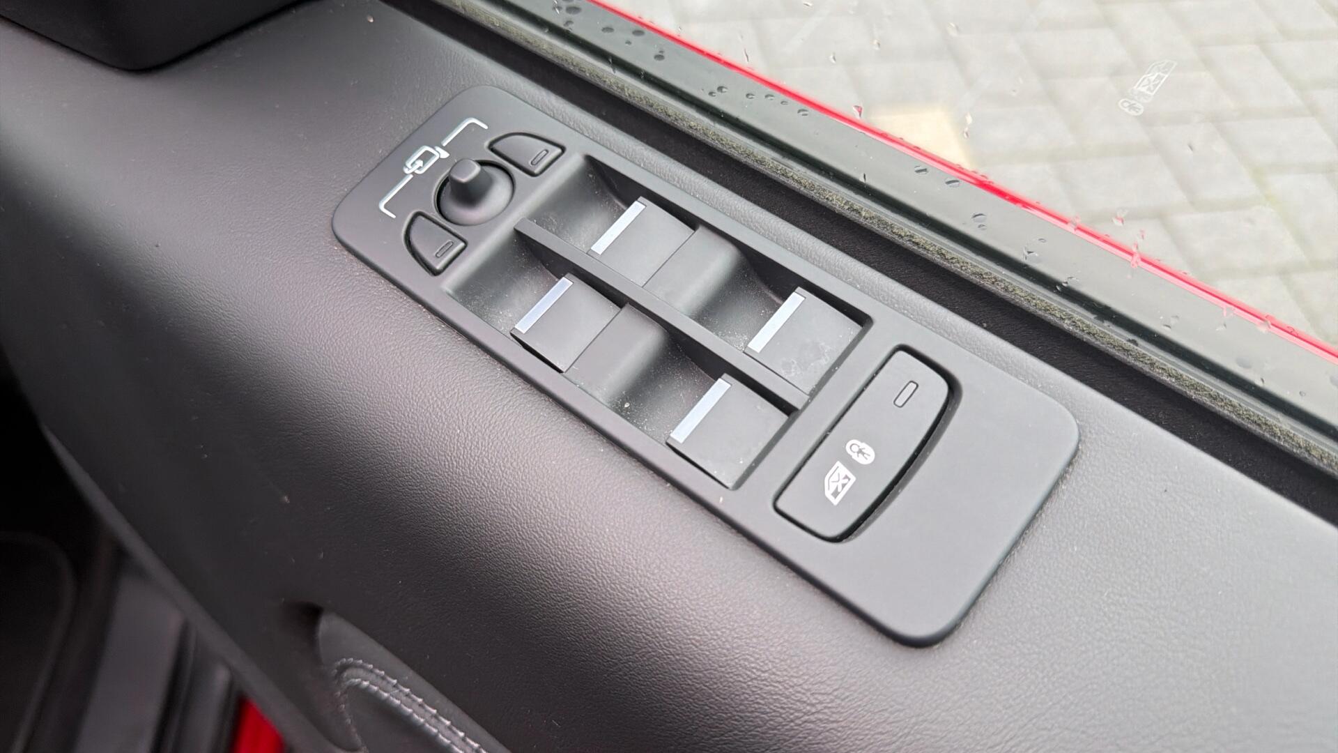 Land Rover Discovery Sport view 26