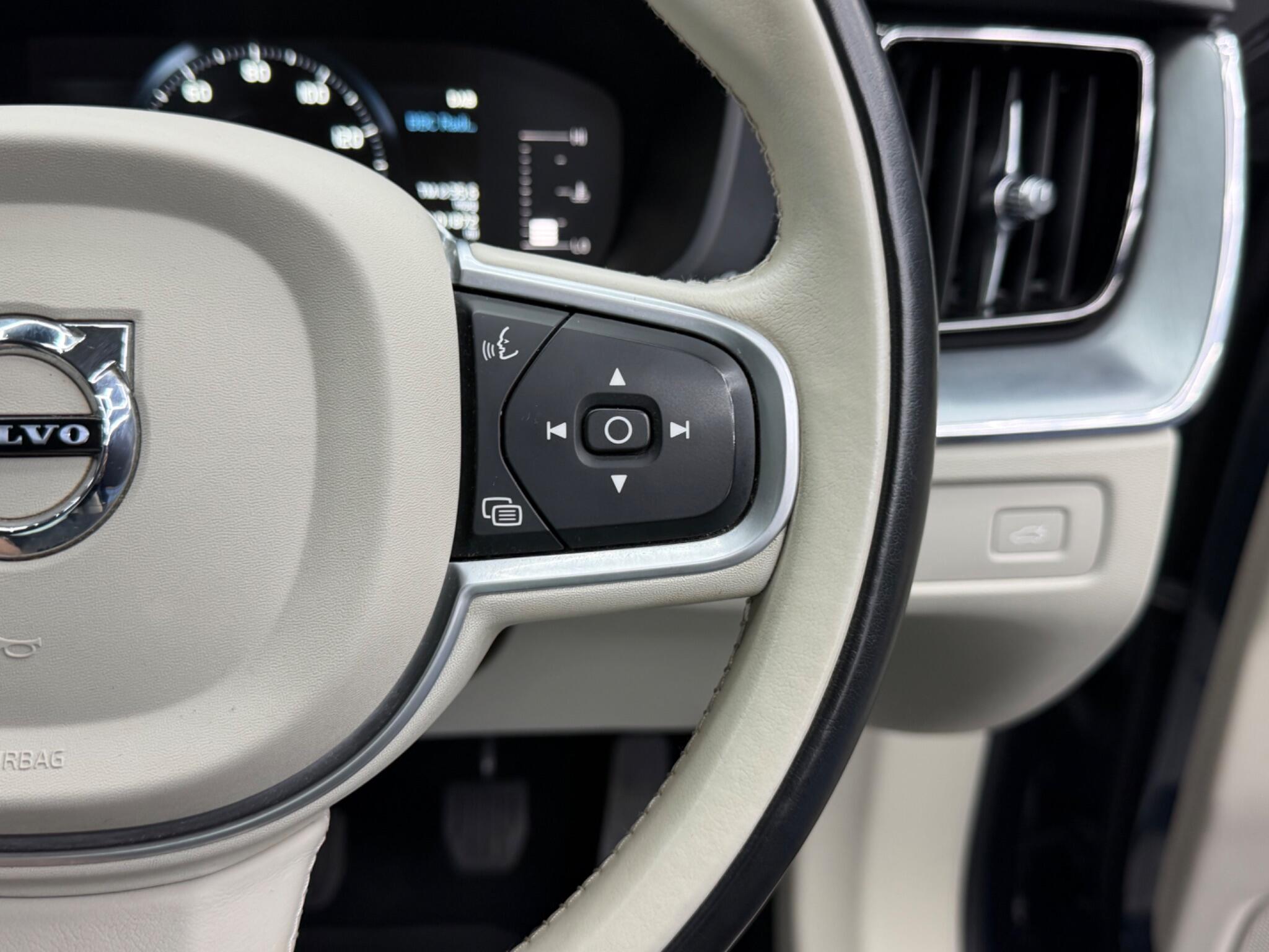 Volvo XC60 view 21