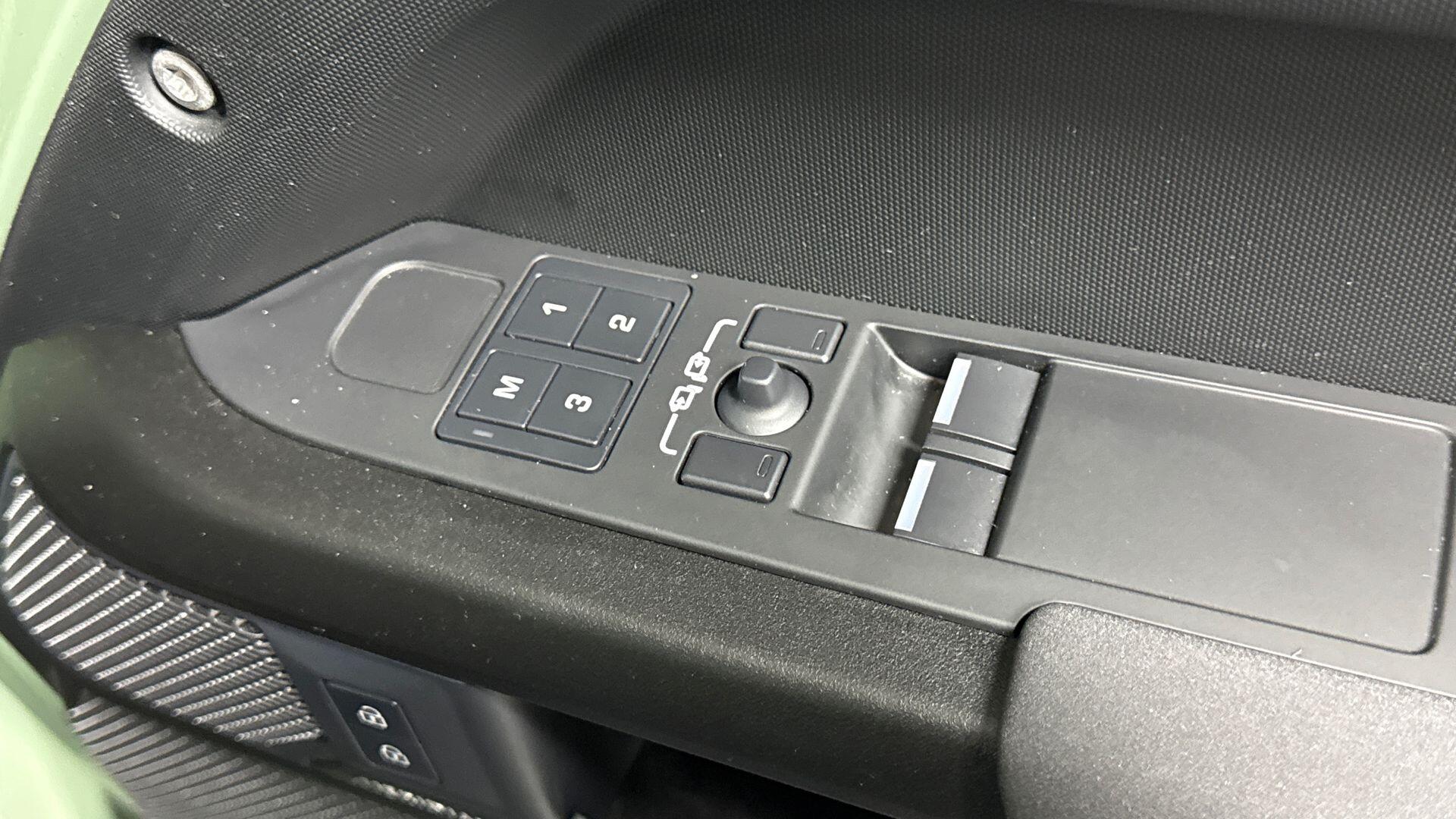 Land Rover Defender view 22