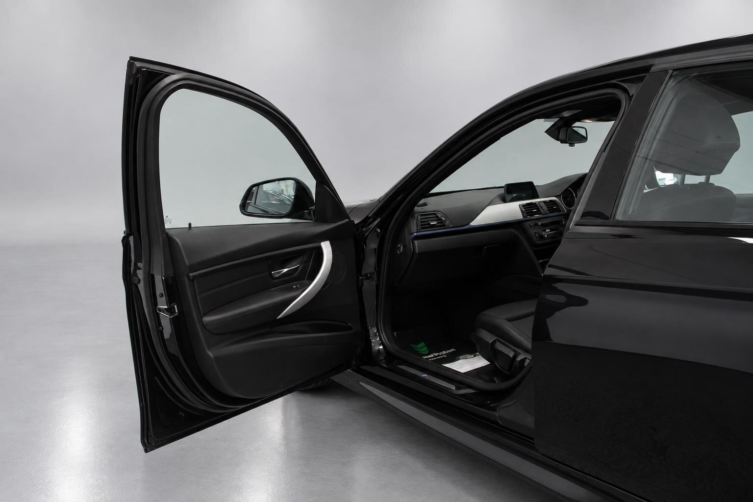 BMW 3 Series view 28