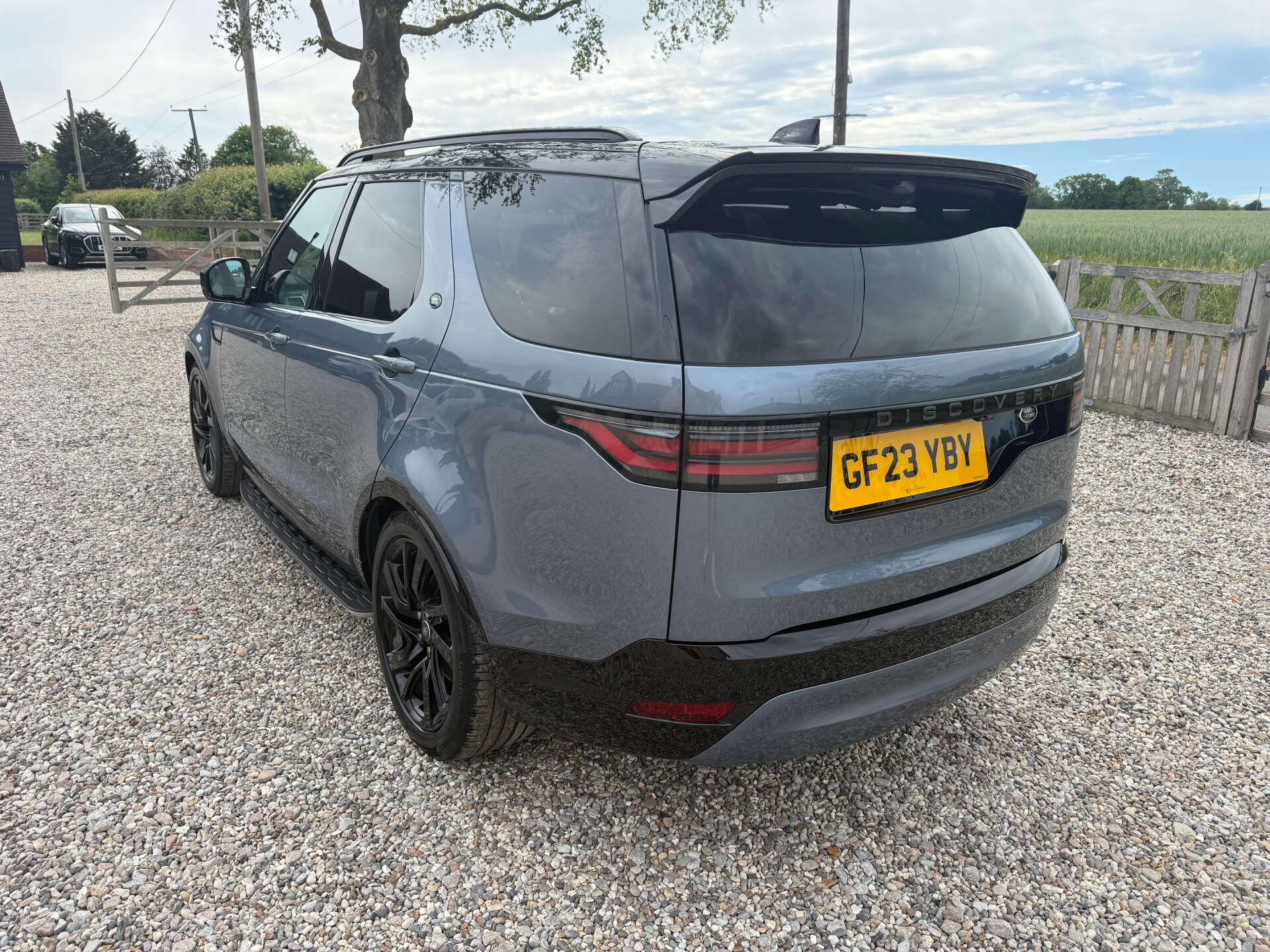 Land Rover Discovery view 3