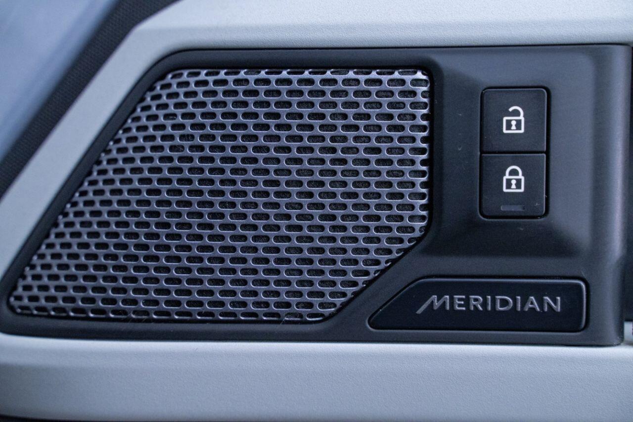Land Rover Defender view 18
