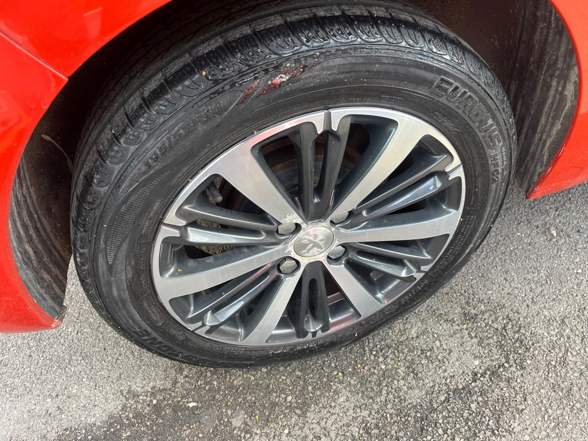 Peugeot 208 view 11
