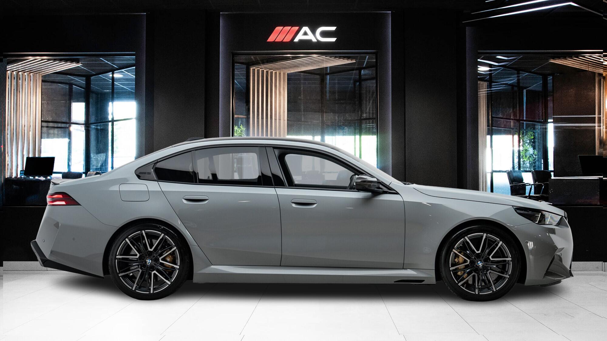 BMW M5 view 3