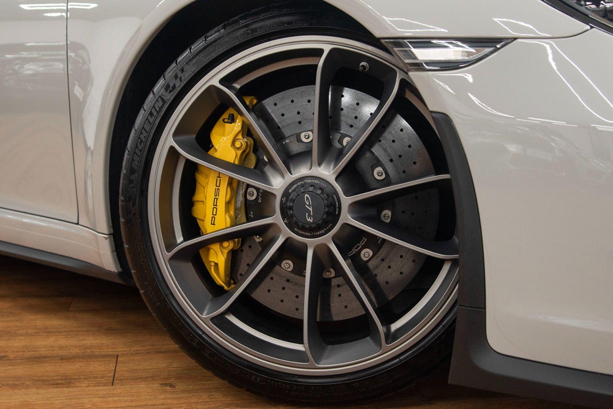 Porsche 911 view 5