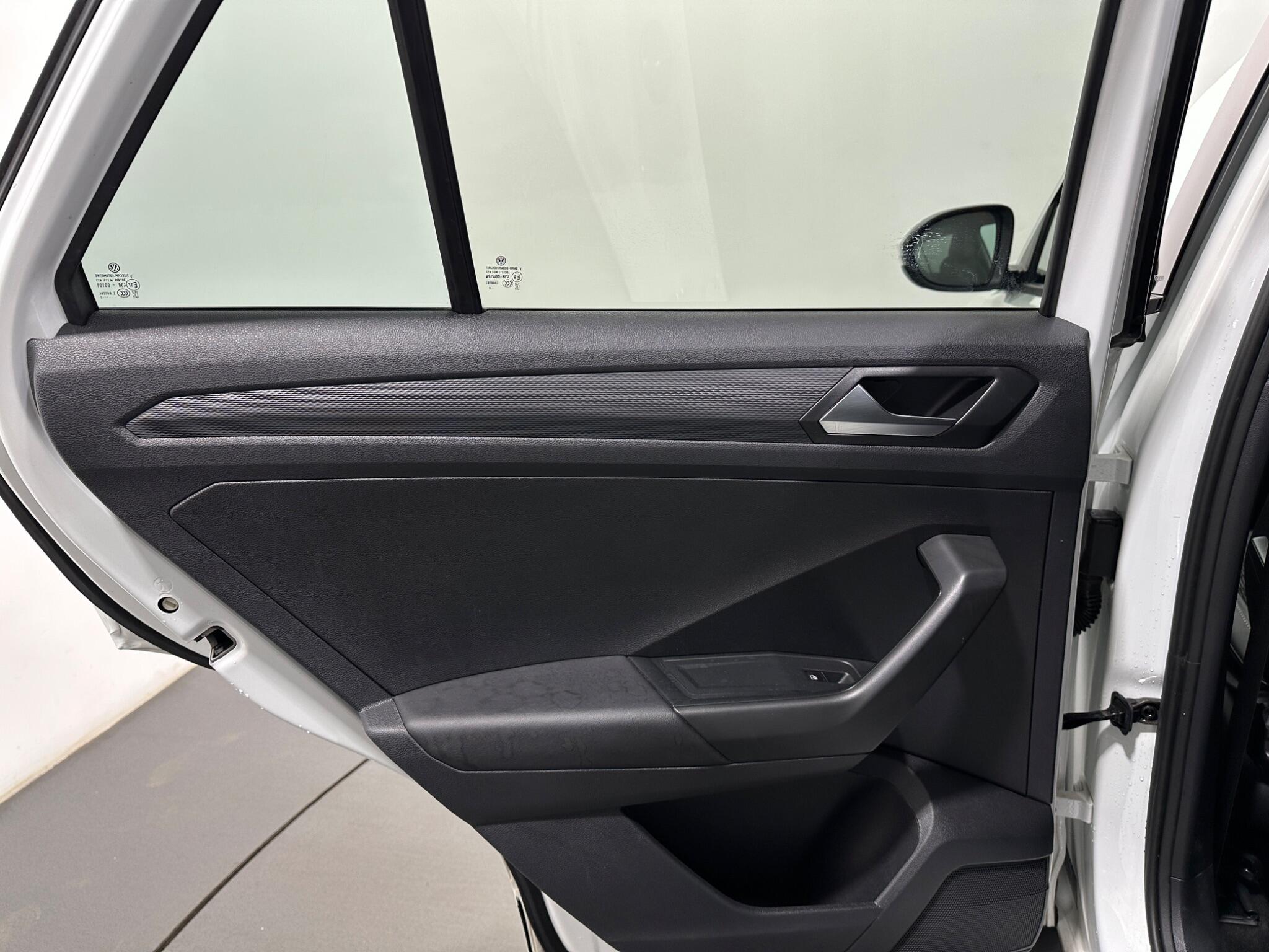 Volkswagen T-Roc view 40
