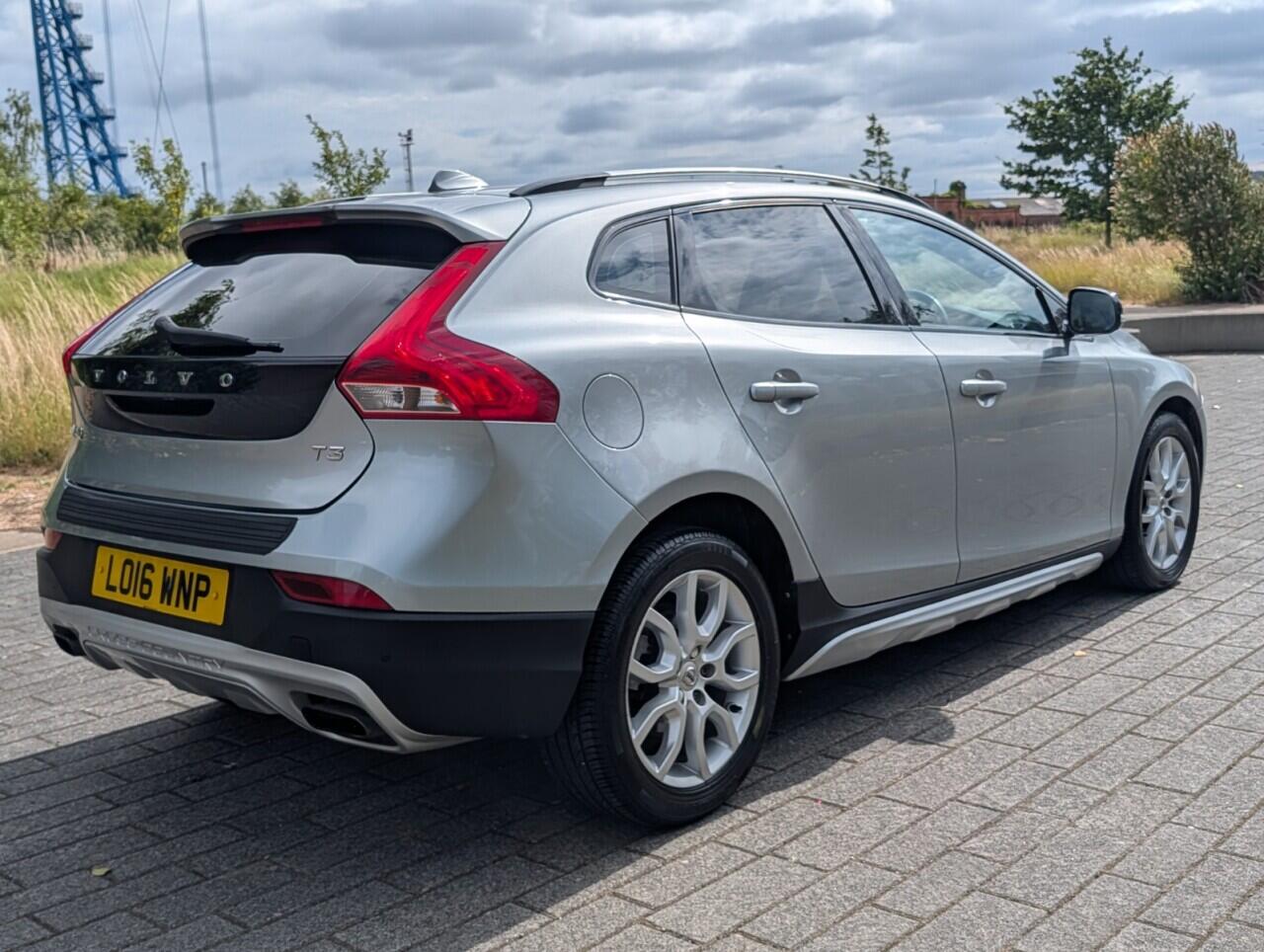 Volvo V40 Cross Country view 4