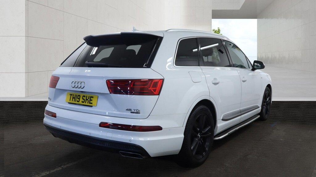 Audi Q7 view 9