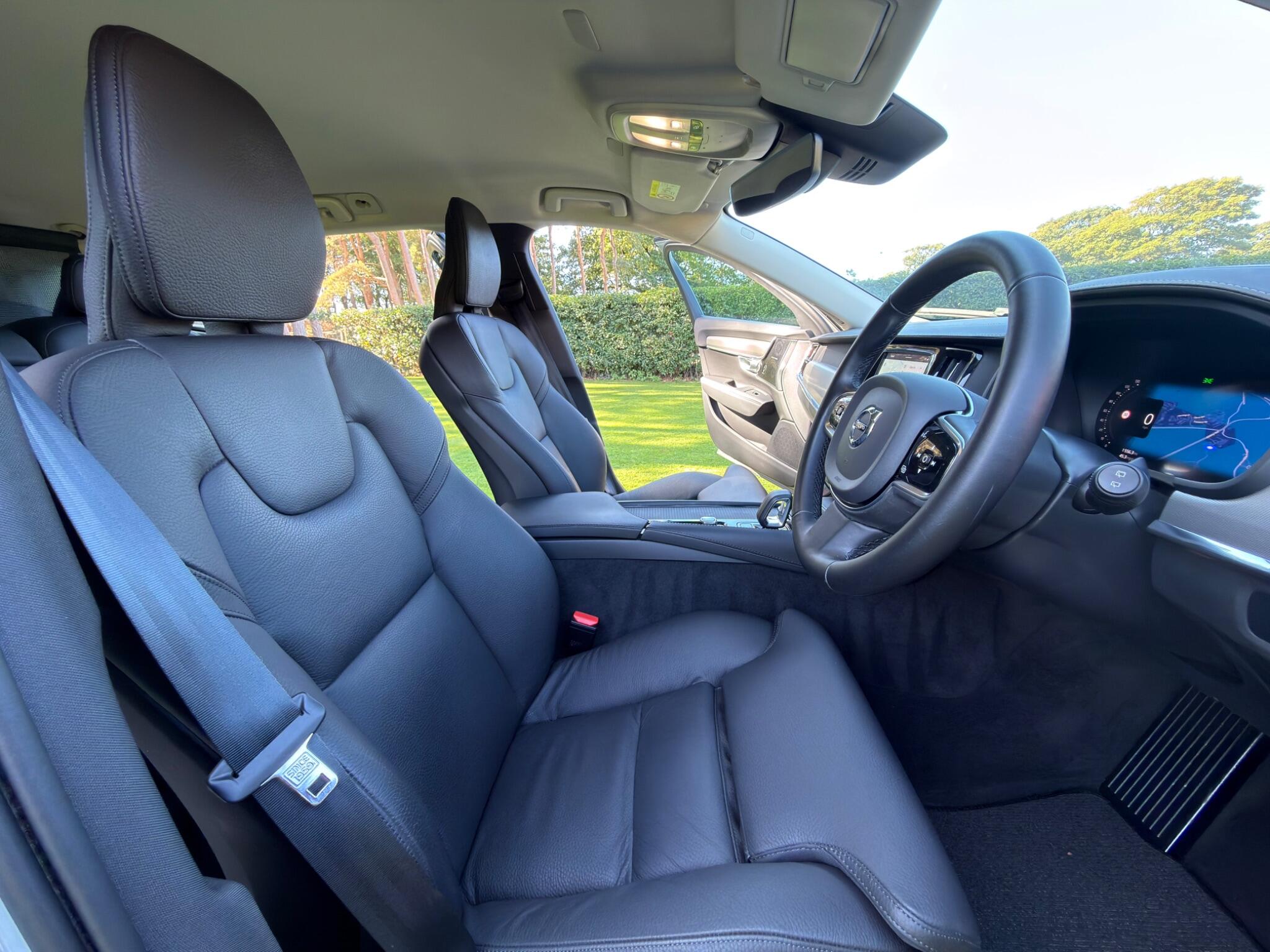 Volvo V90 Cross Country view 29