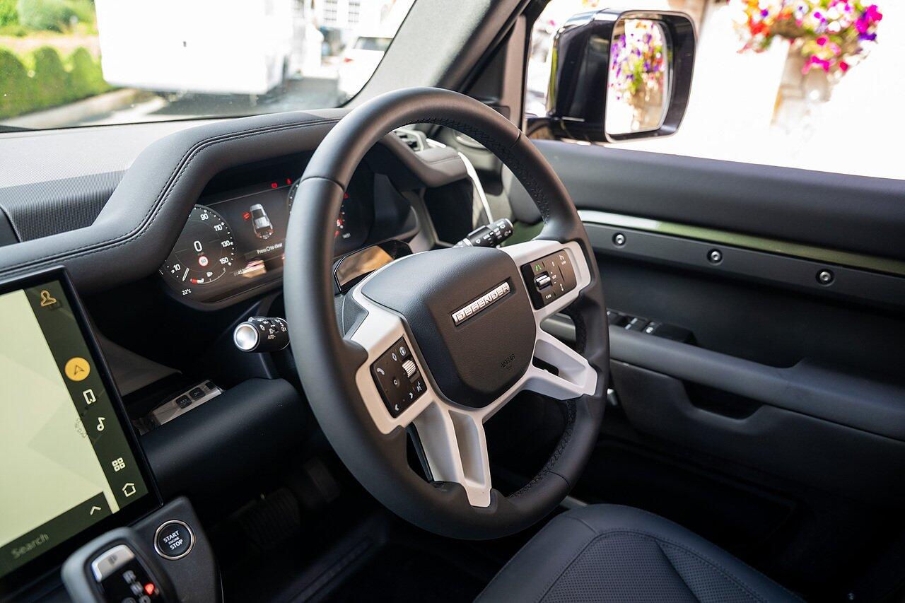 Land Rover Defender view 75