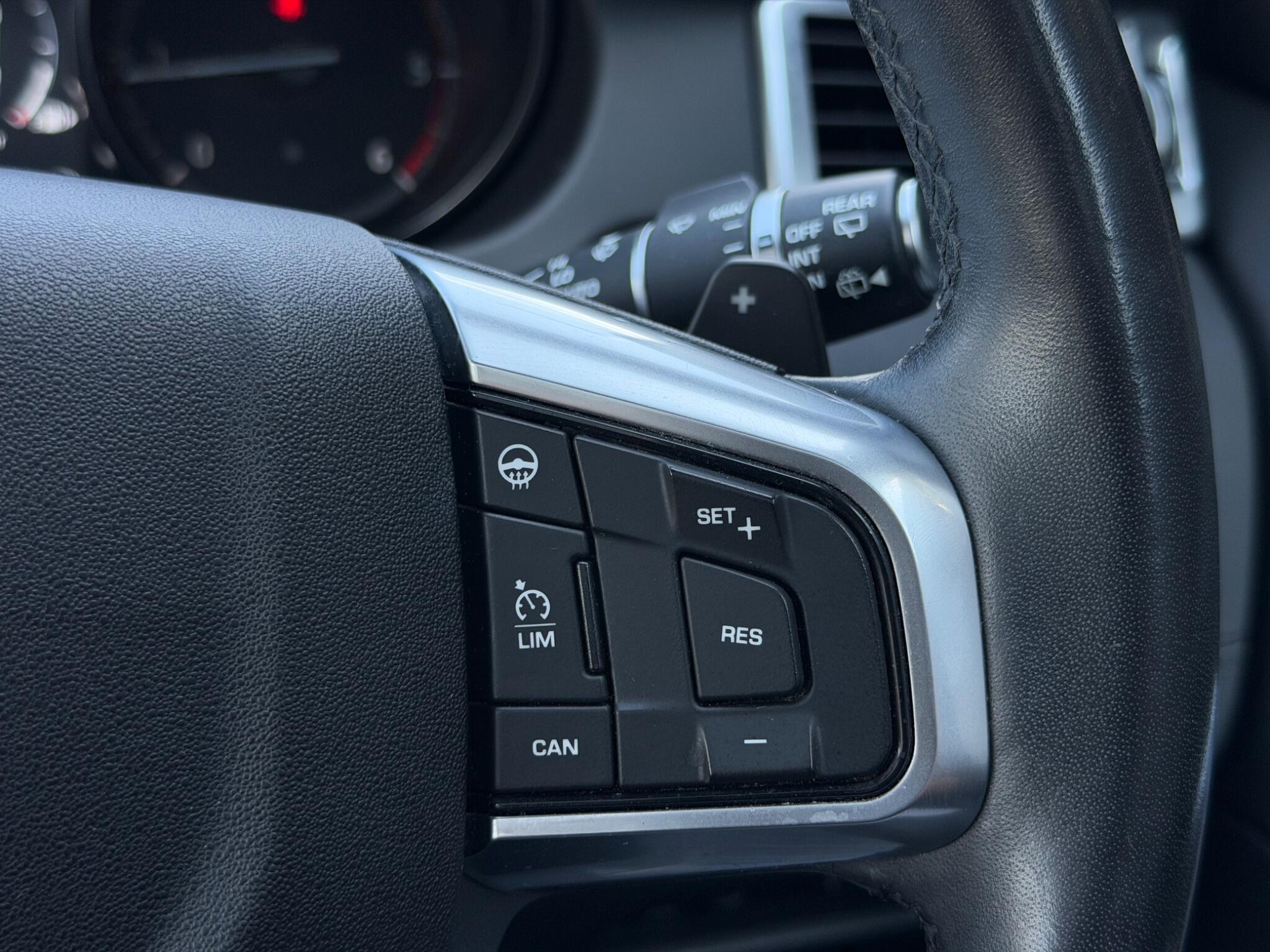 Land Rover Discovery Sport view 16