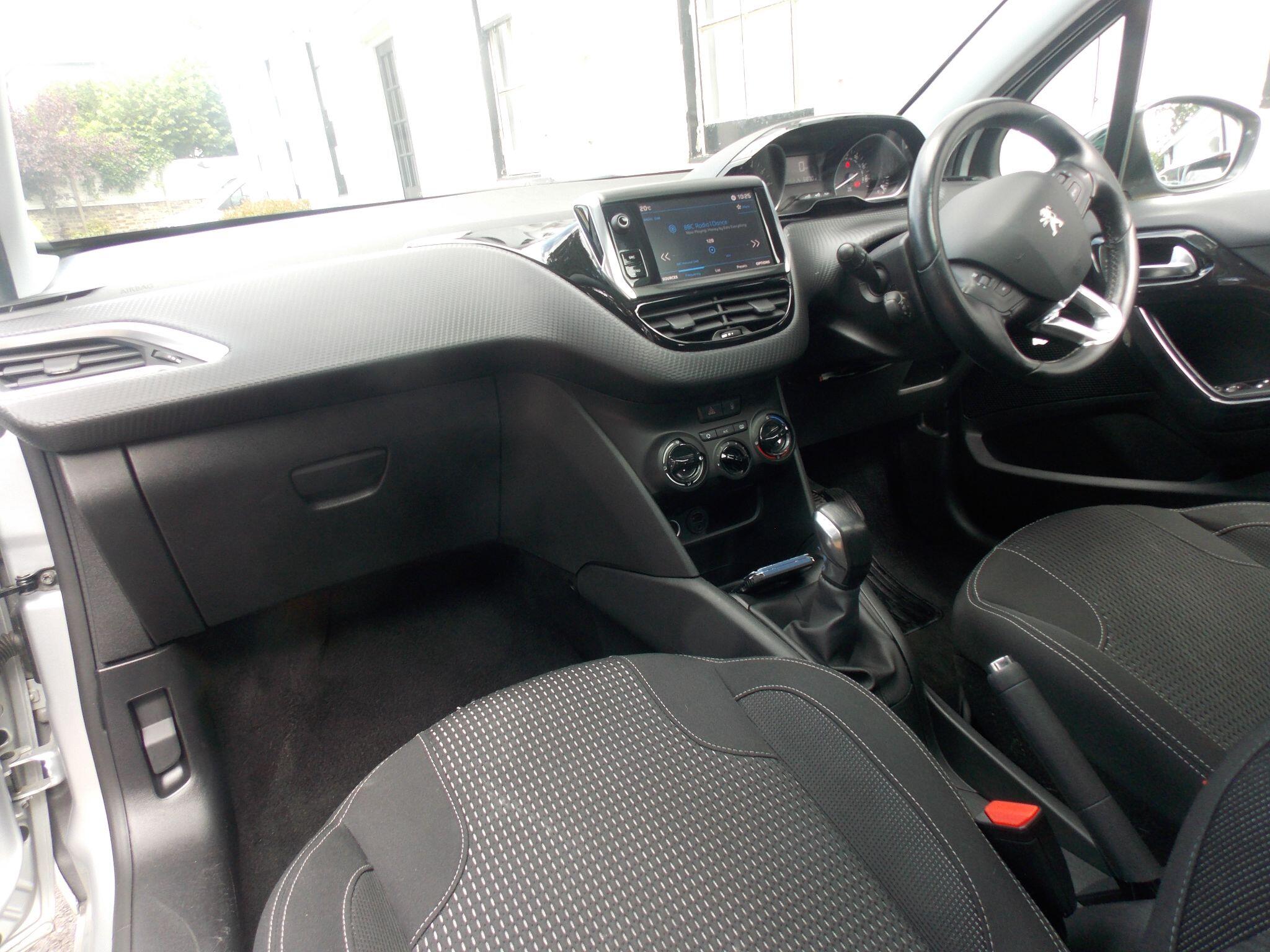Peugeot 208 view 14