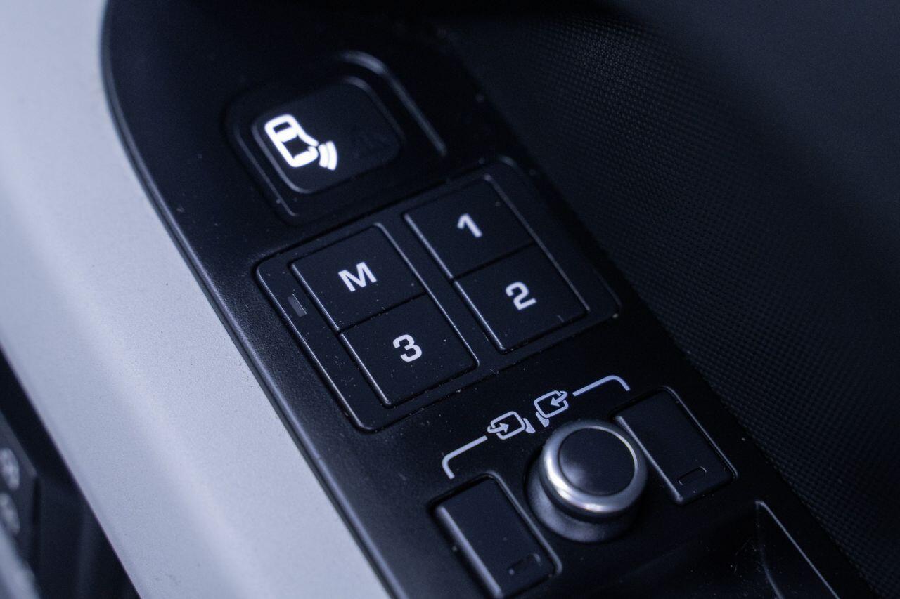 Land Rover Defender view 21