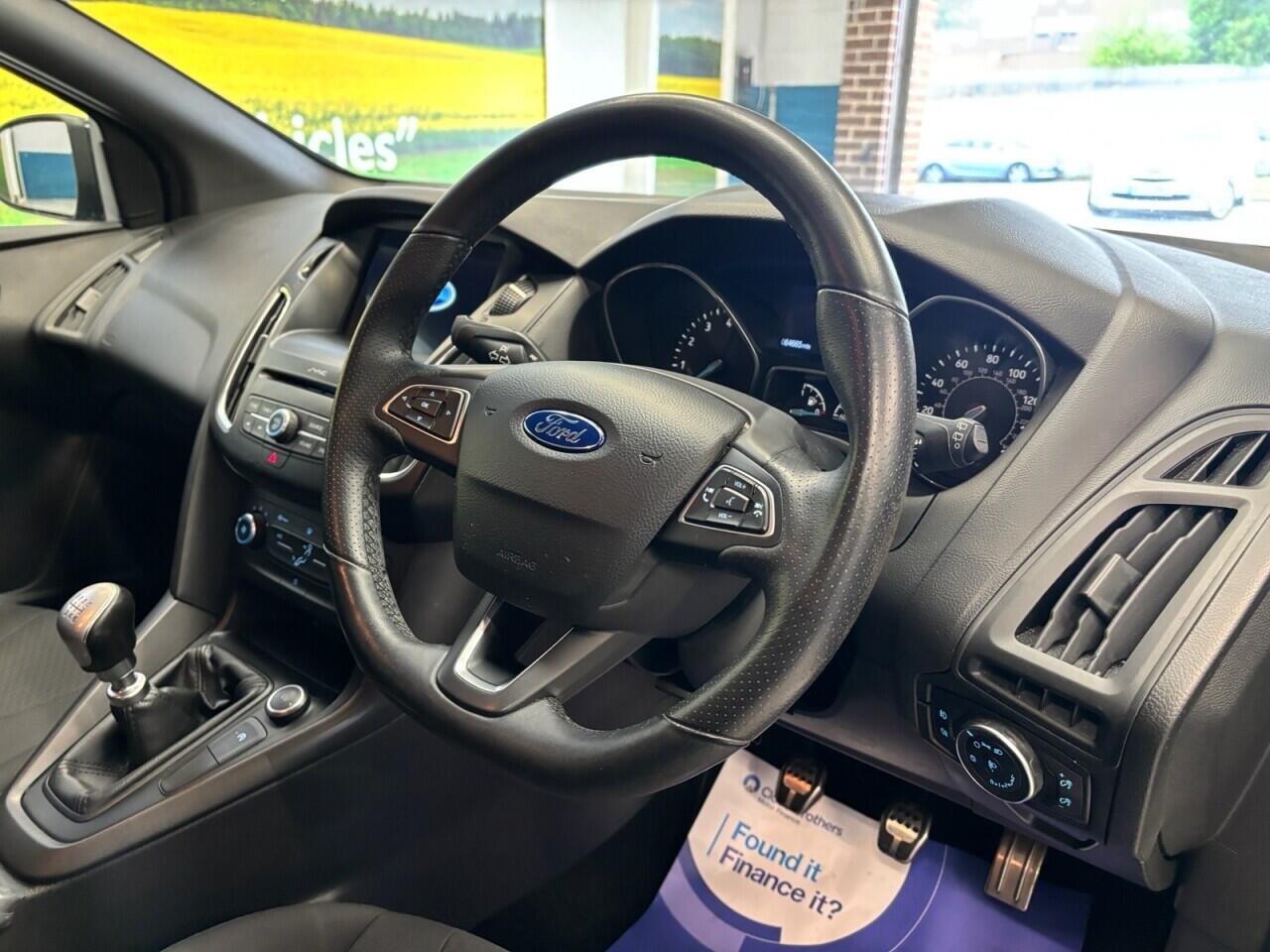 Ford Focus view 13