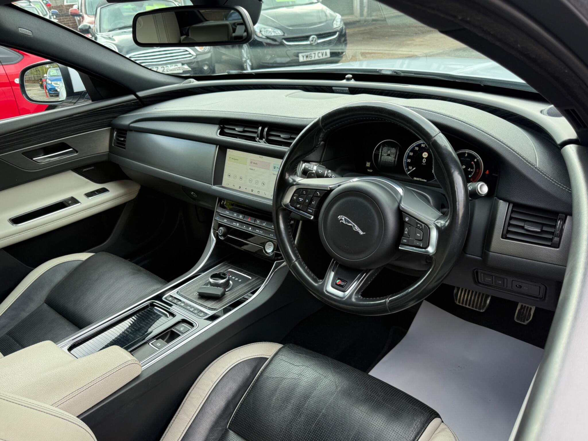 Jaguar XF - Image 2