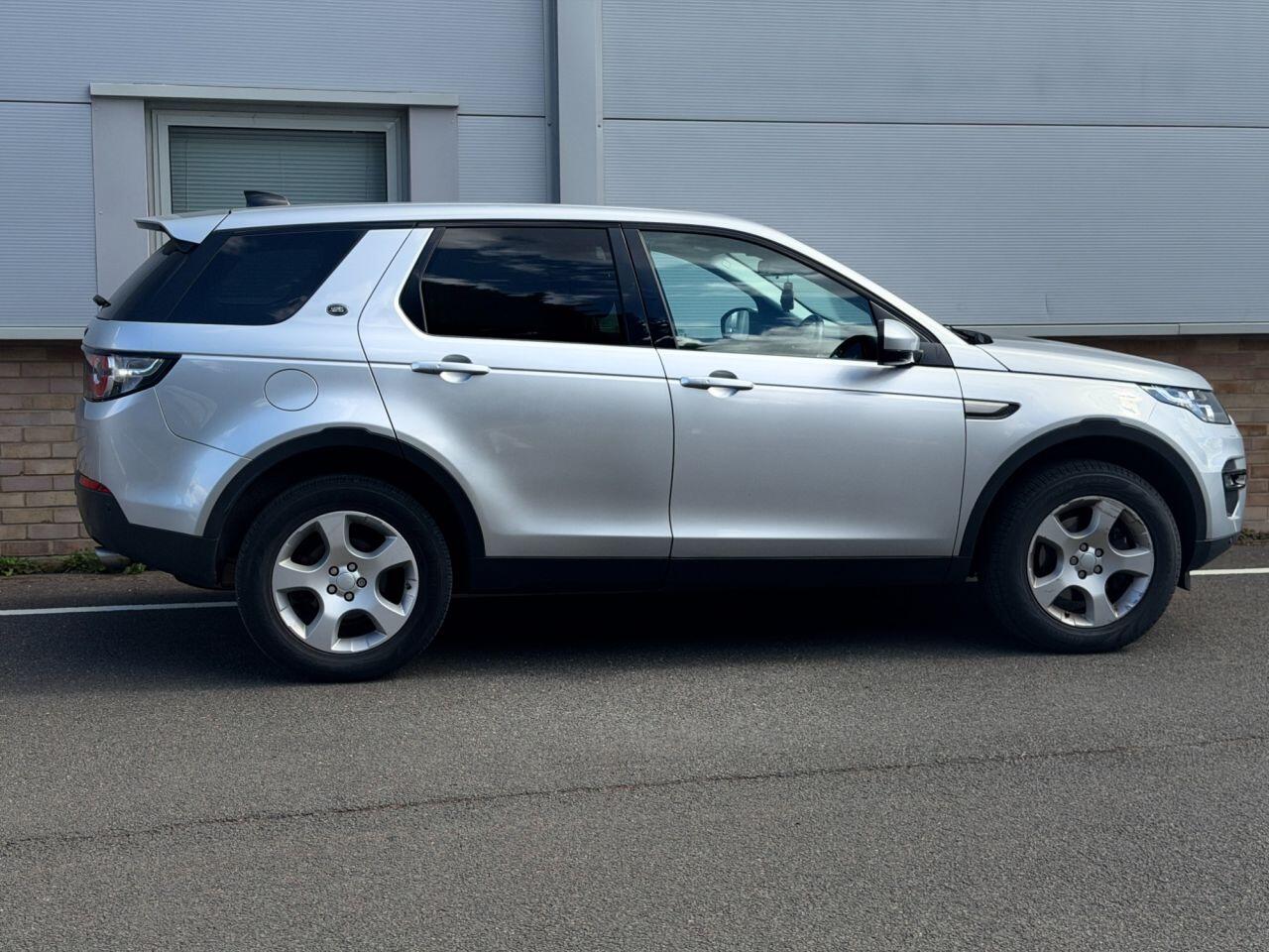 Land Rover Discovery Sport view 6