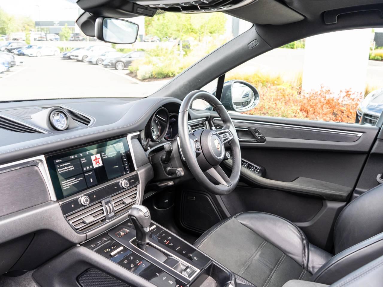 Porsche Macan view 34