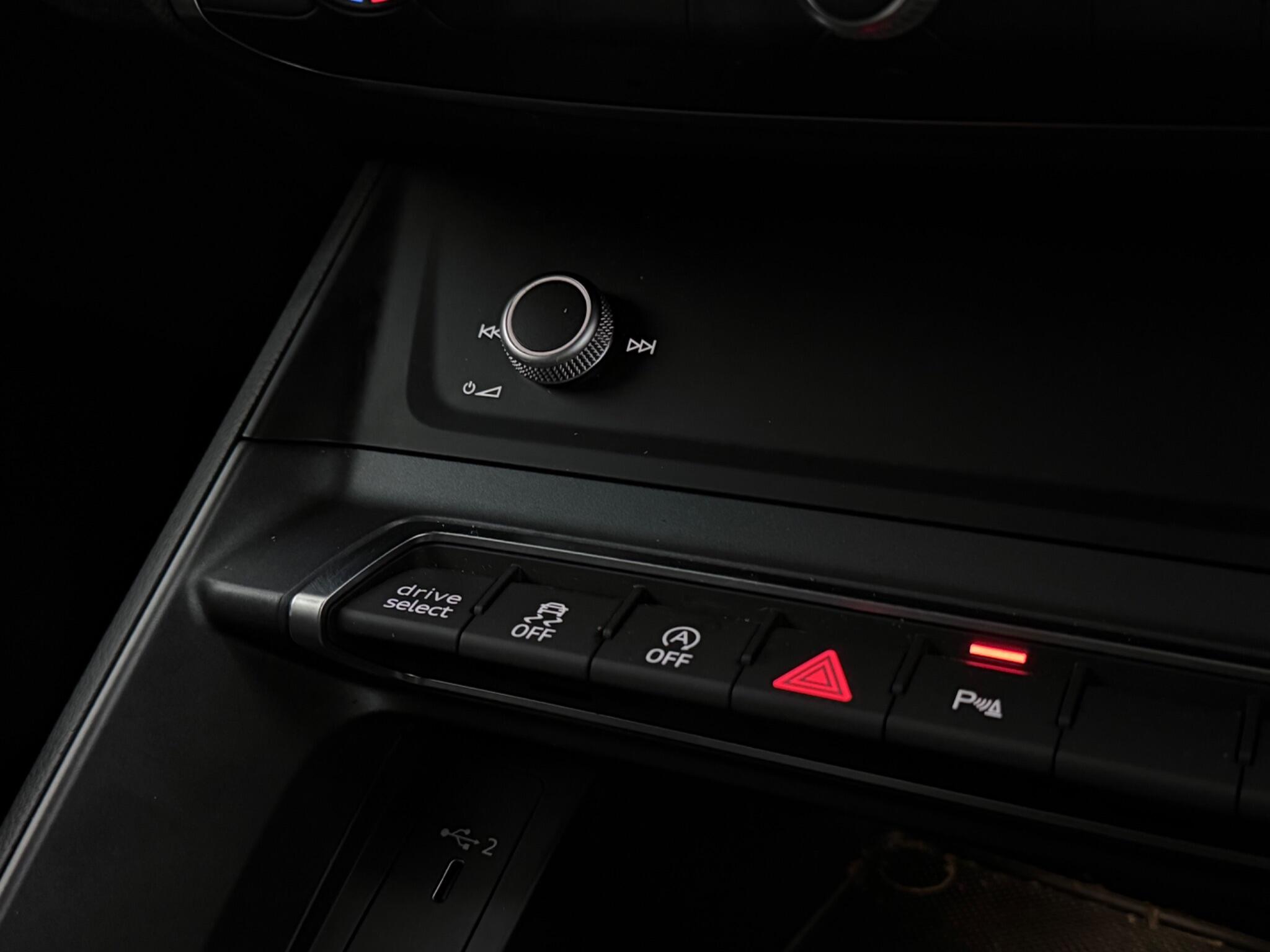 Audi Q3 view 23