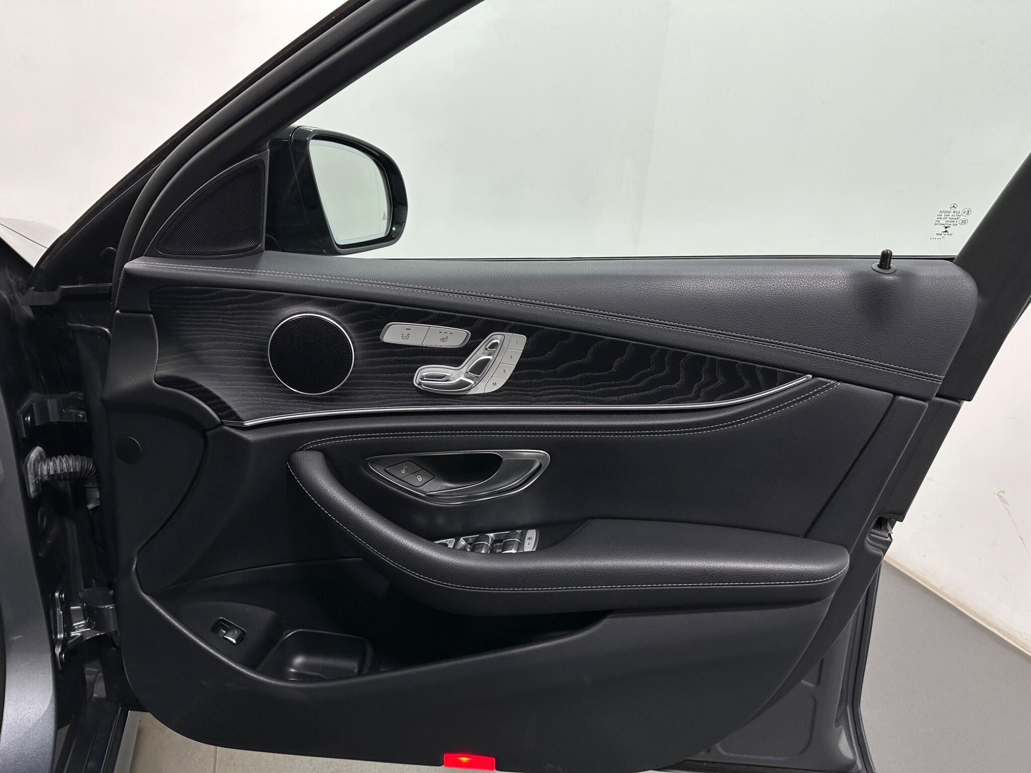 Mercedes-Benz E Class view 36