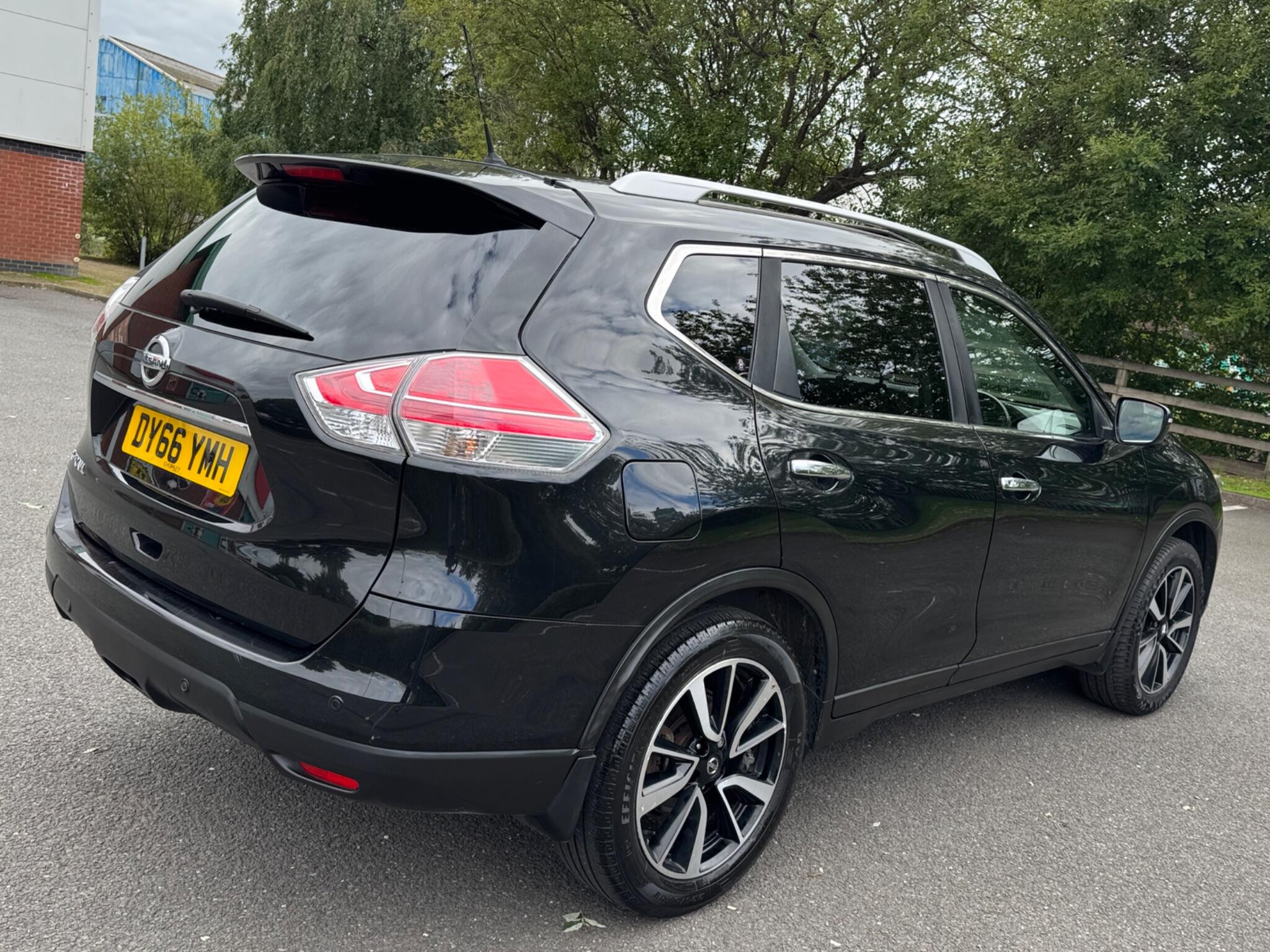 Nissan X-Trail view 5