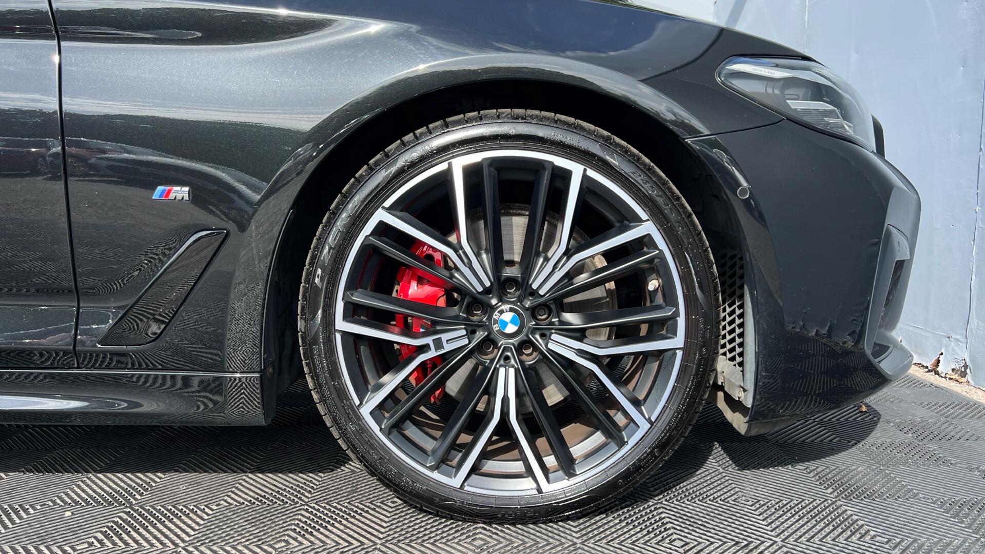 BMW 5 Series view 15