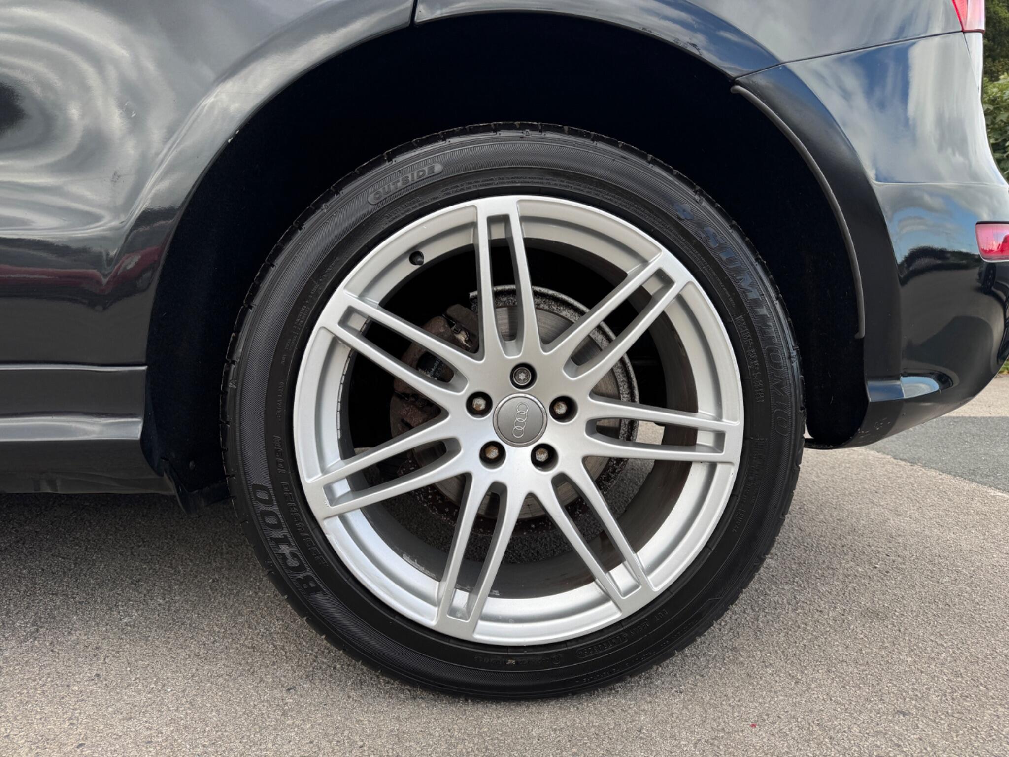 Audi Q5 view 10